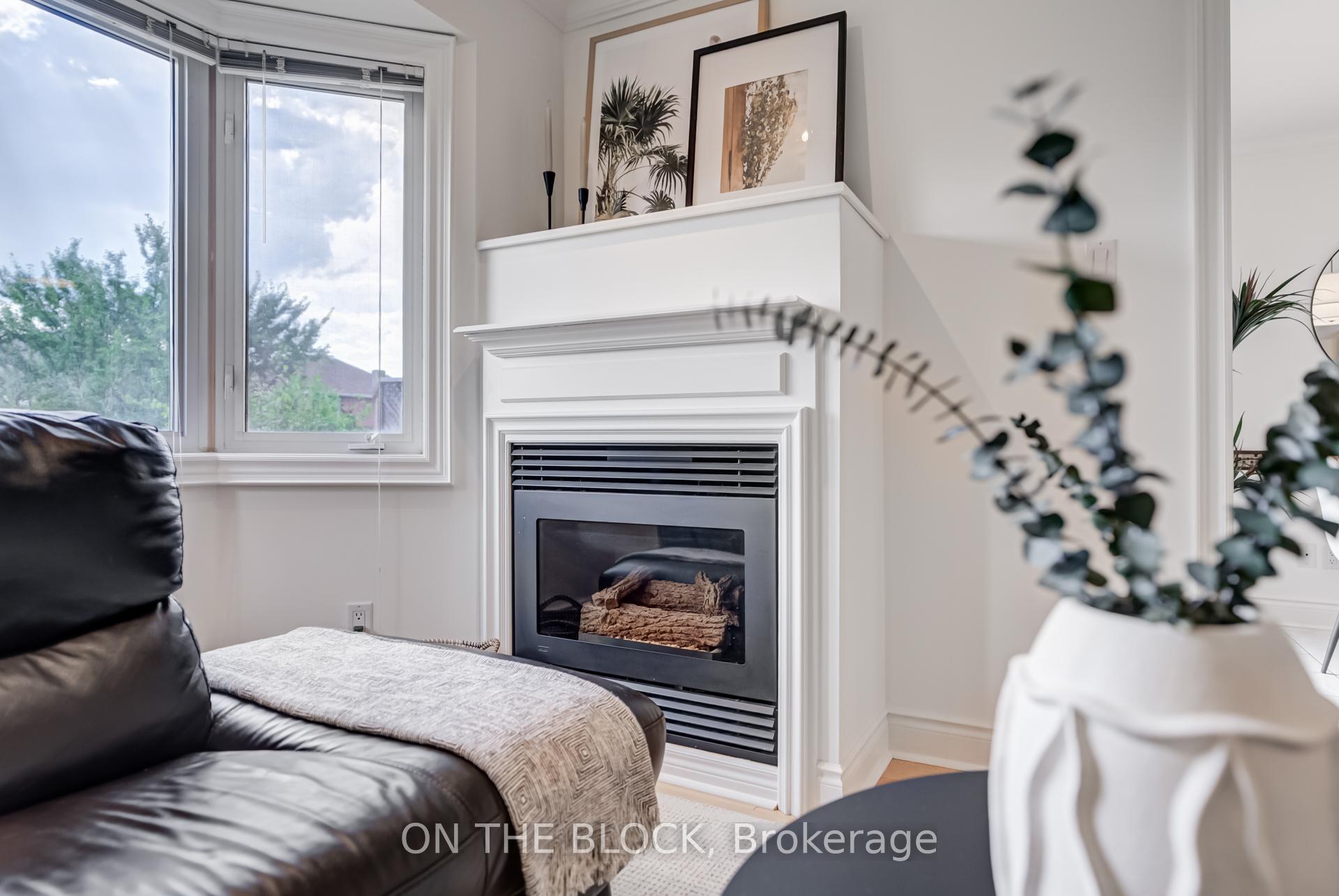 Photo 6 of 213 Rosanna Crescent, Vaughan, Maple — HOMEH