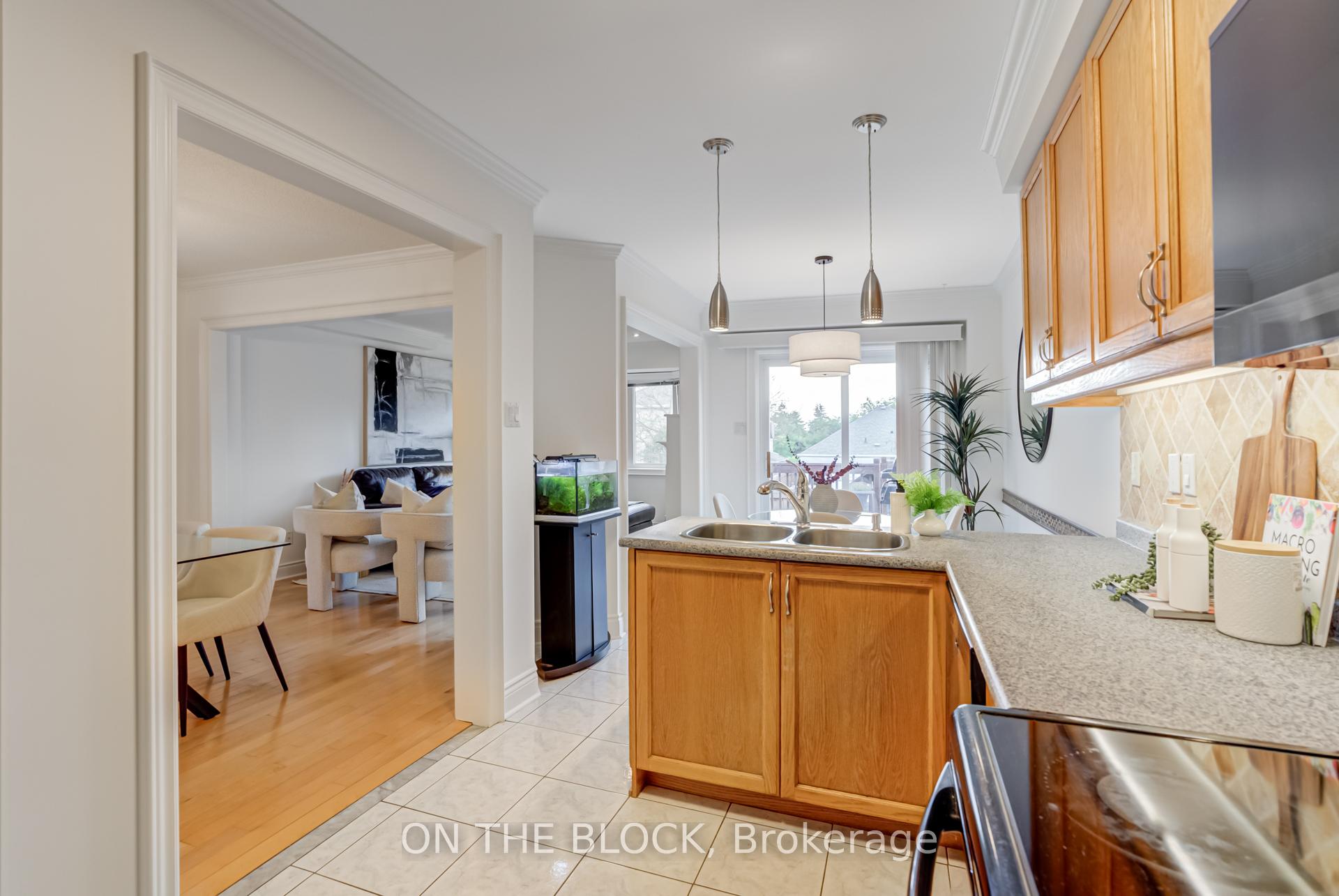 Photo 11 of 213 Rosanna Crescent, Vaughan, Maple — HOMEH