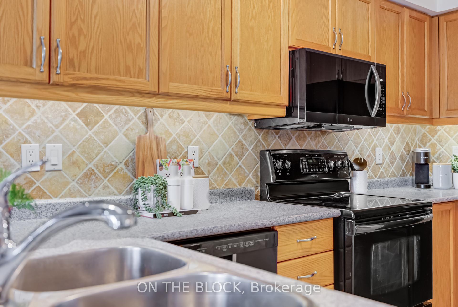 Photo 12 of 213 Rosanna Crescent, Vaughan, Maple — HOMEH