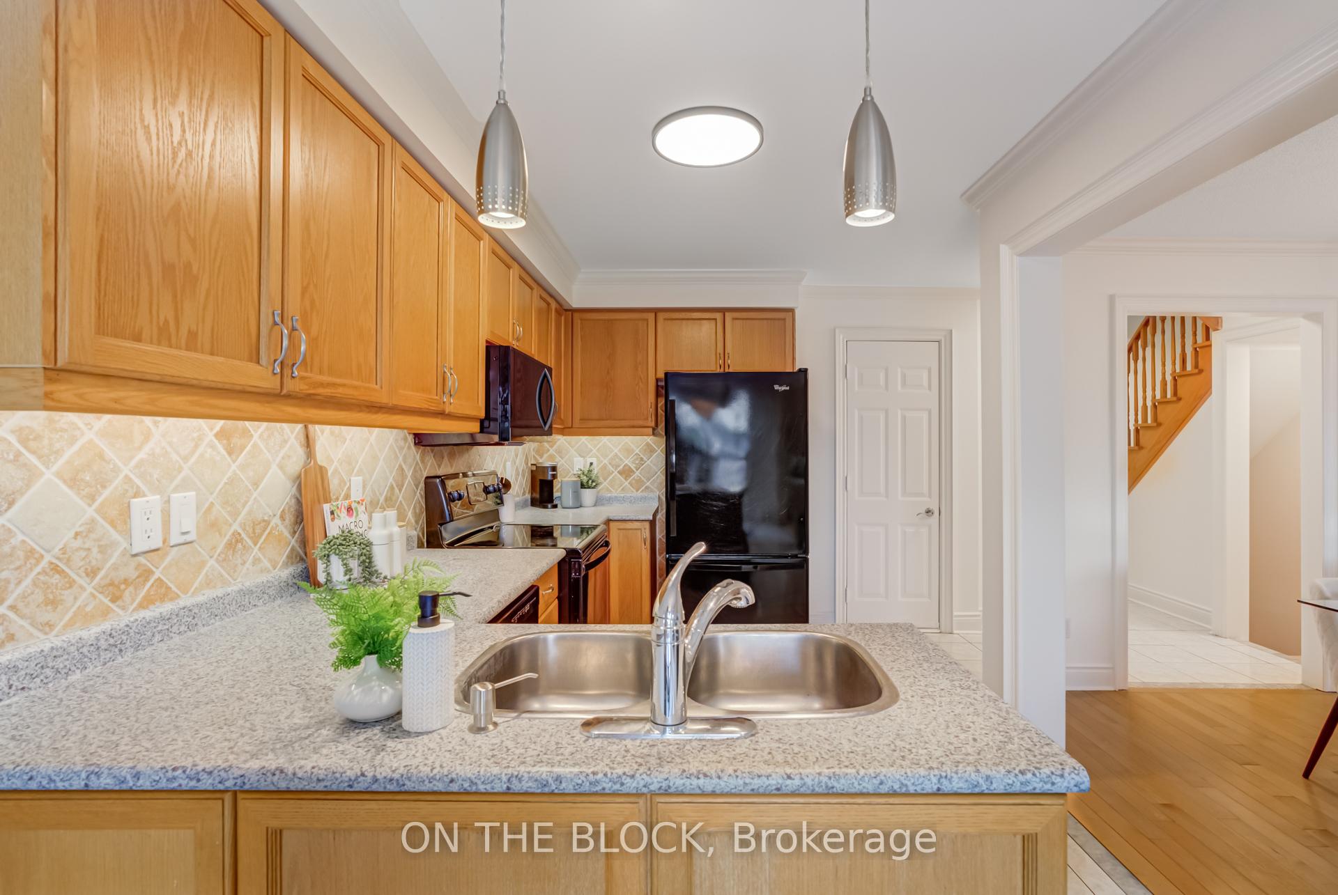 Photo 13 of 213 Rosanna Crescent, Vaughan, Maple — HOMEH