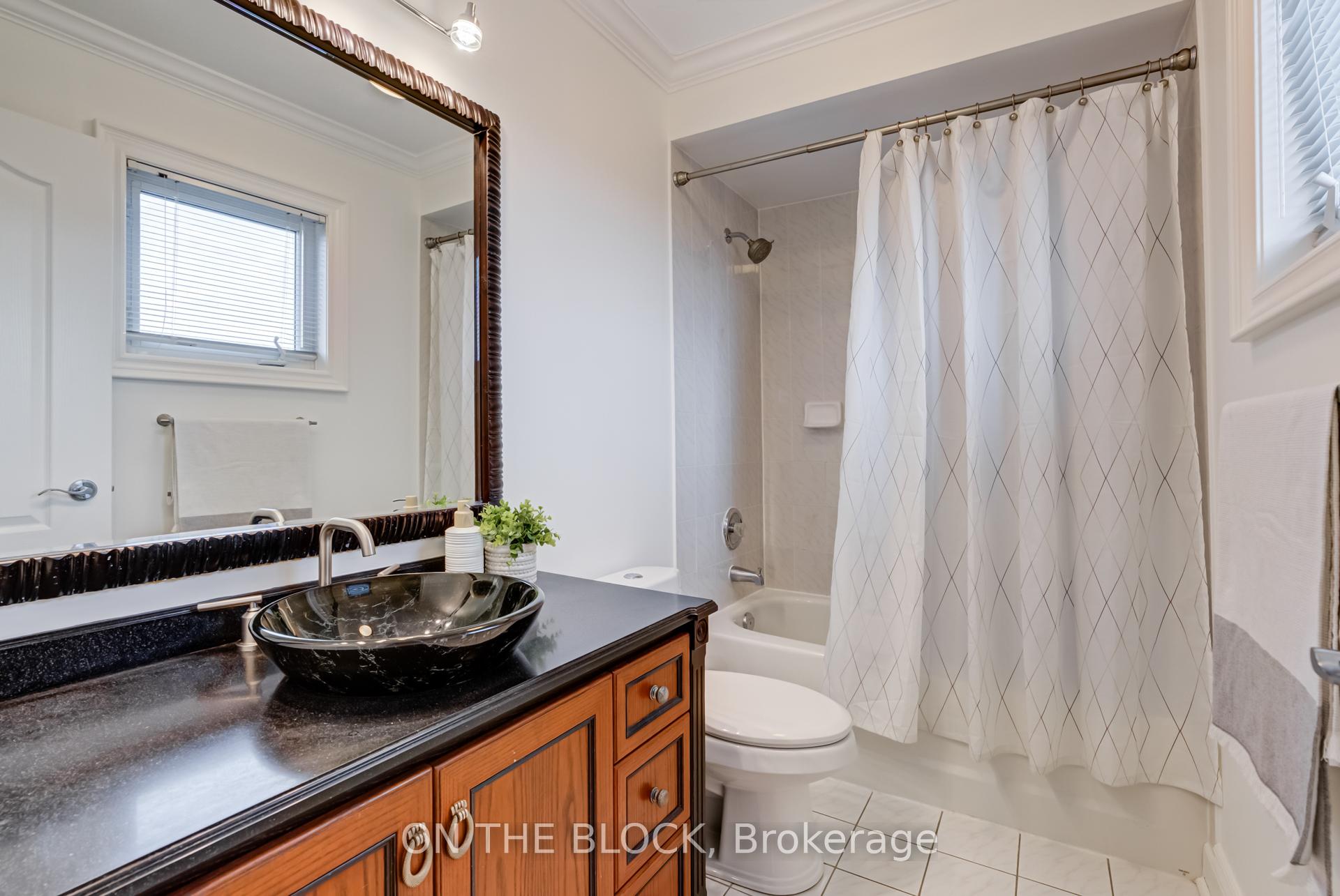 Photo 22 of 213 Rosanna Crescent, Vaughan, Maple — HOMEH