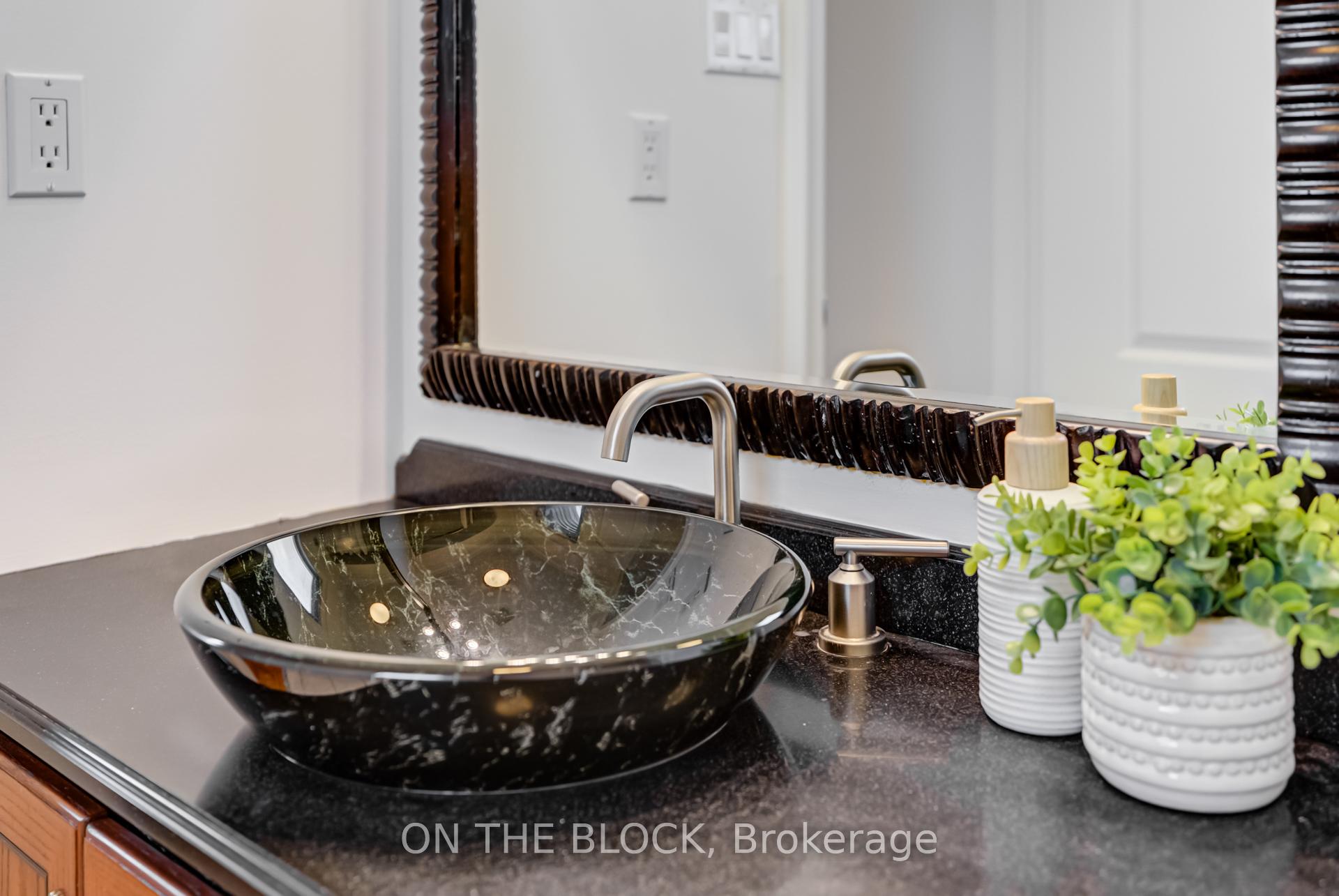 Photo 23 of 213 Rosanna Crescent, Vaughan, Maple — HOMEH