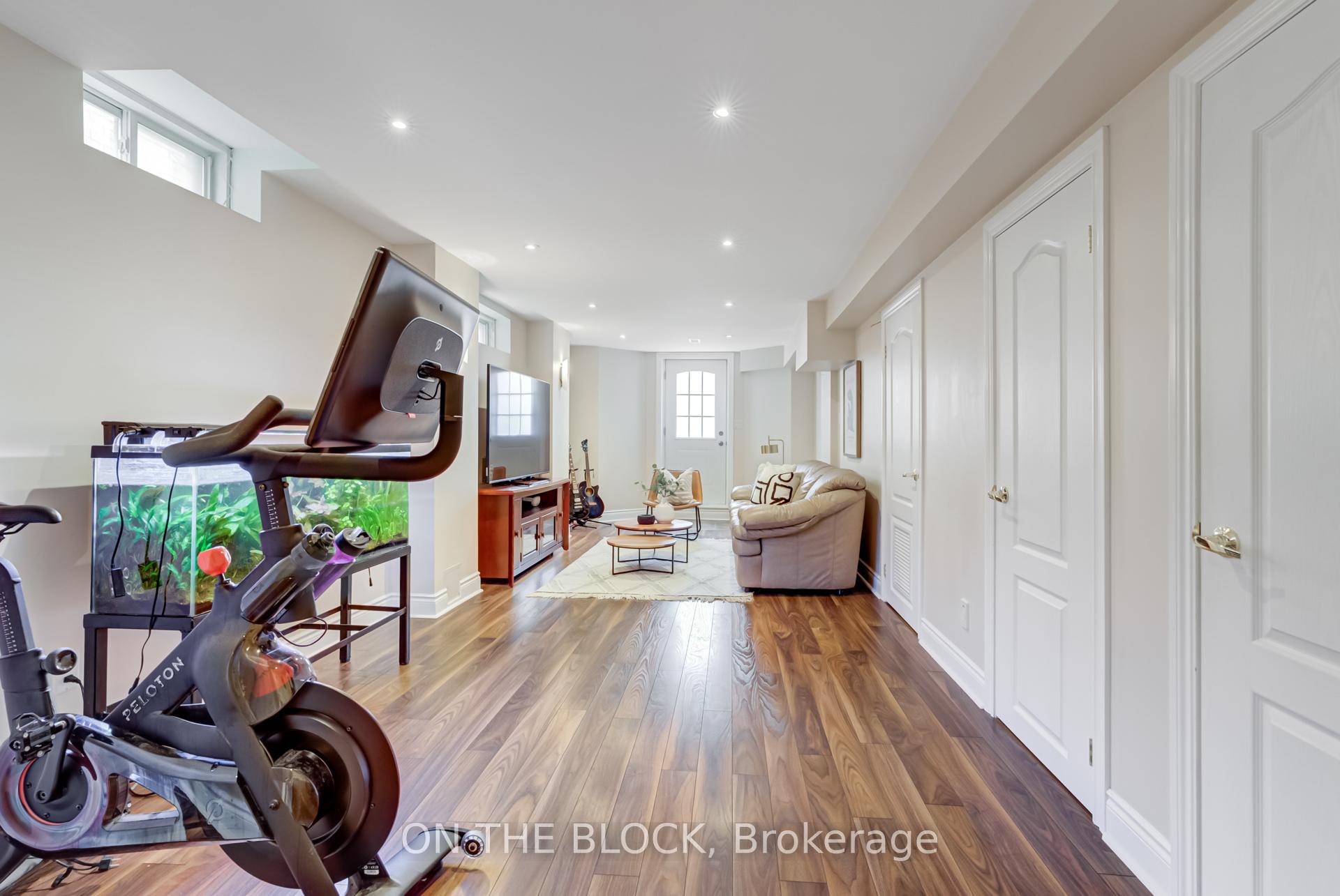 Photo 36 of 213 Rosanna Crescent, Vaughan, Maple — HOMEH