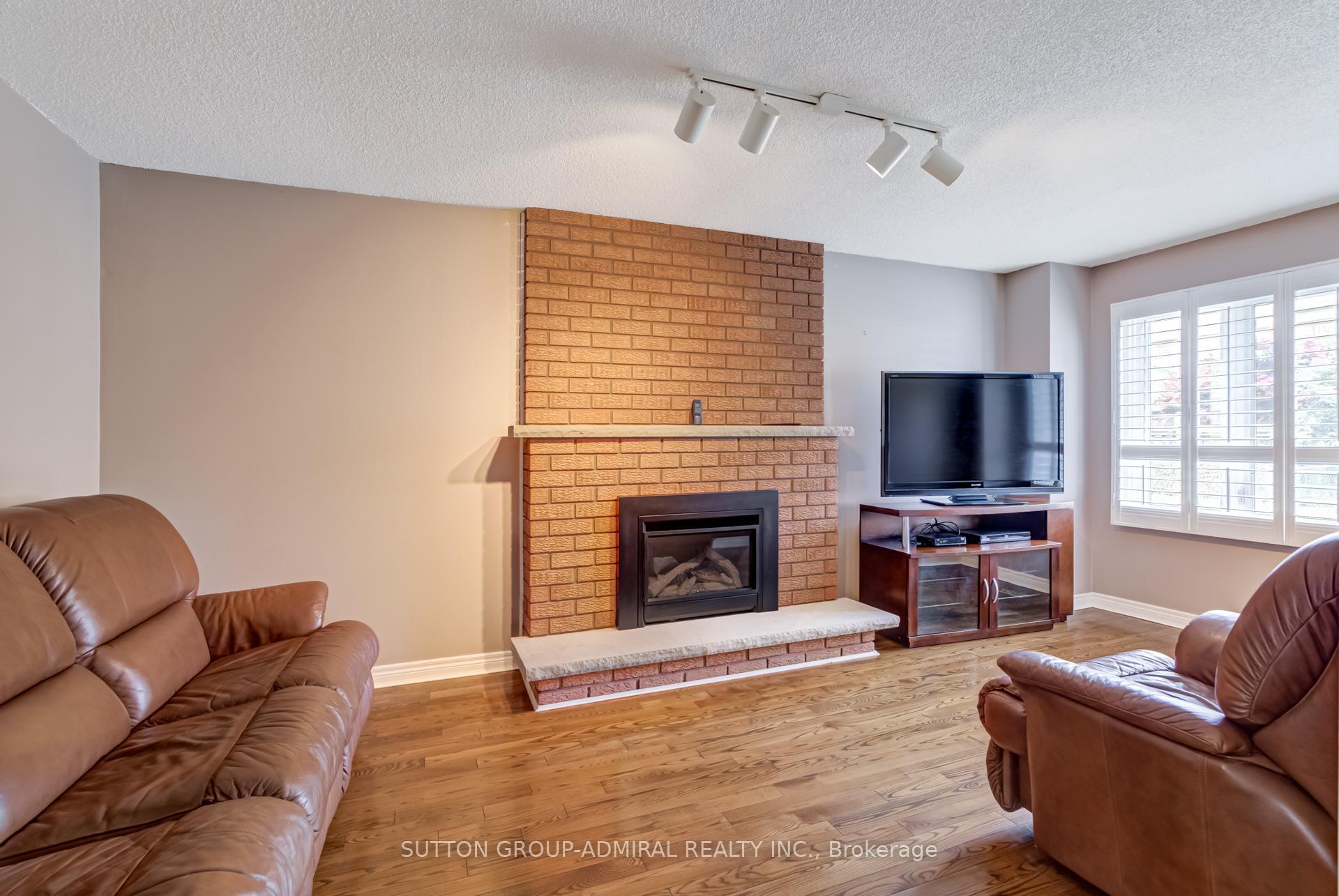 Photo 6 of 393 Aberdeen Avenue, Vaughan, East Woodbridge — HOMEH