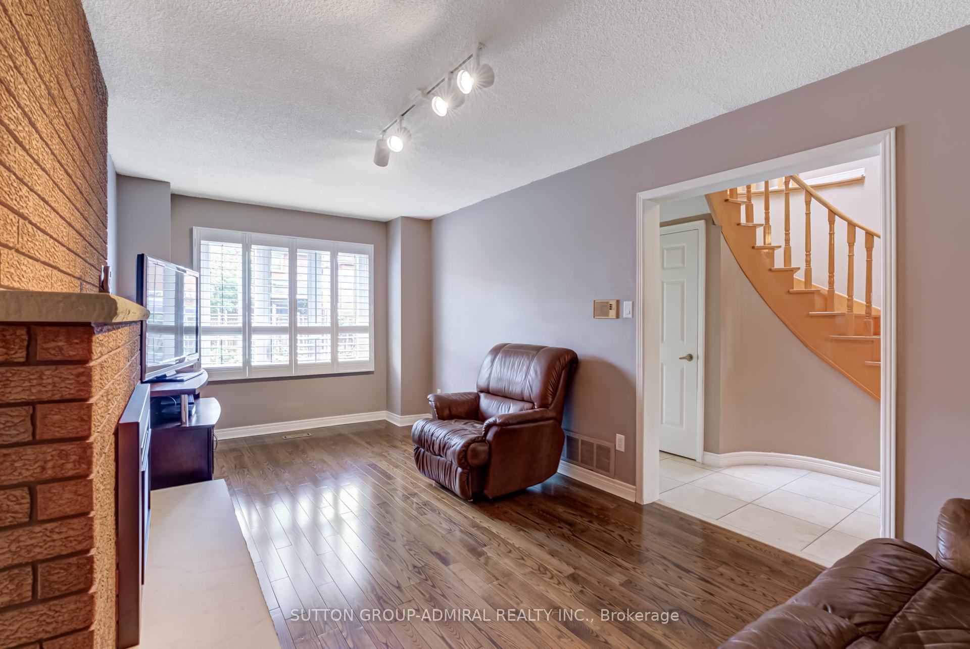 Photo 8 of 393 Aberdeen Avenue, Vaughan, East Woodbridge — HOMEH