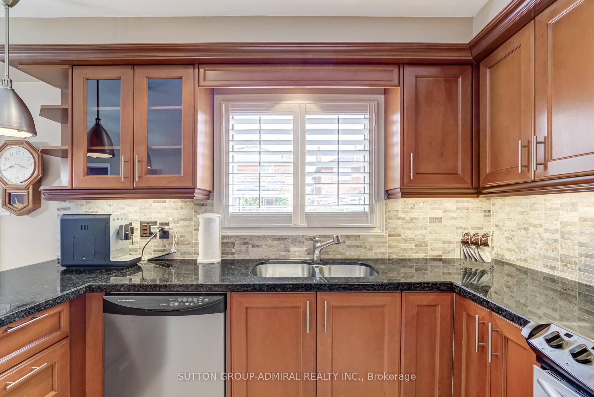 Photo 12 of 393 Aberdeen Avenue, Vaughan, East Woodbridge — HOMEH