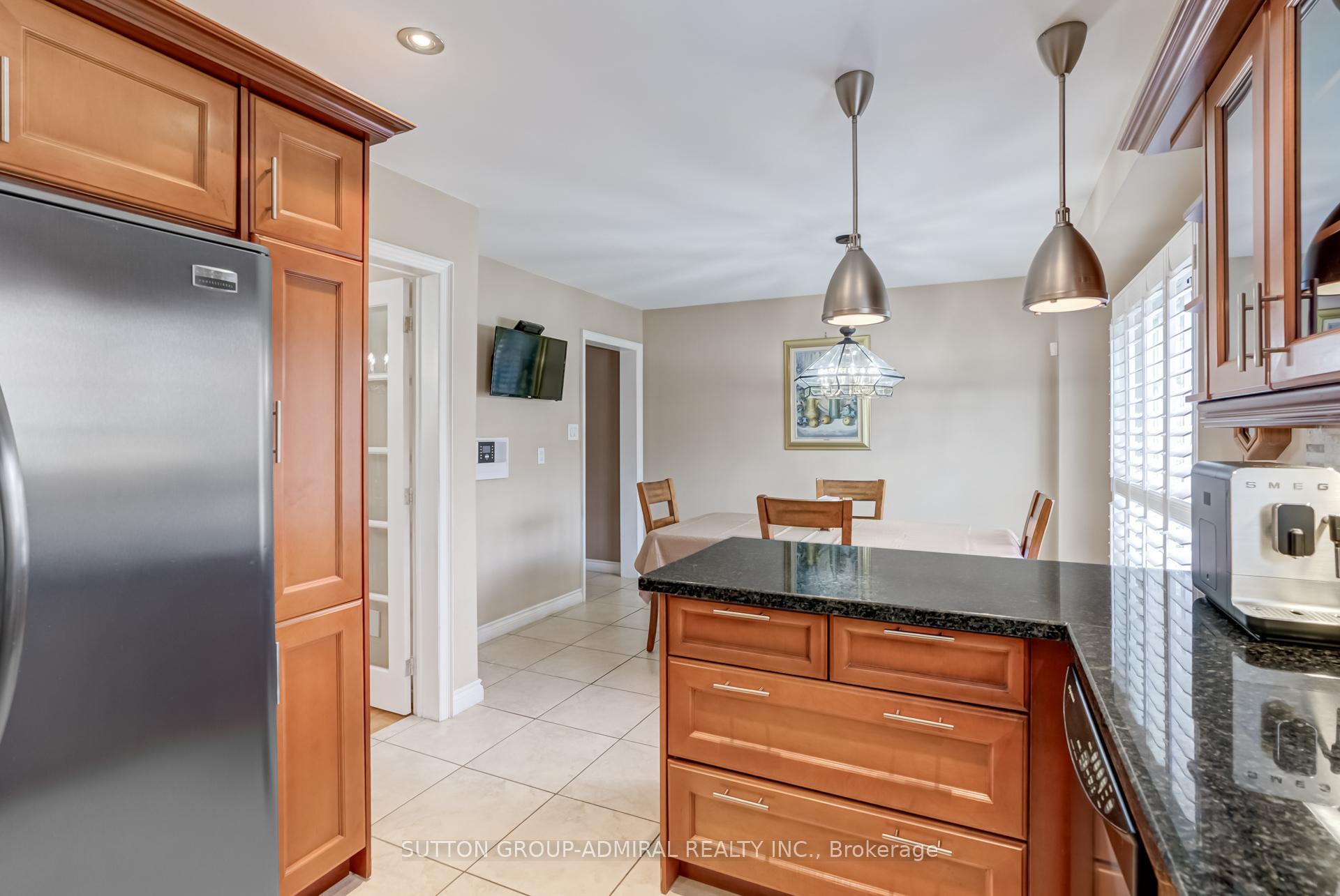 Photo 13 of 393 Aberdeen Avenue, Vaughan, East Woodbridge — HOMEH