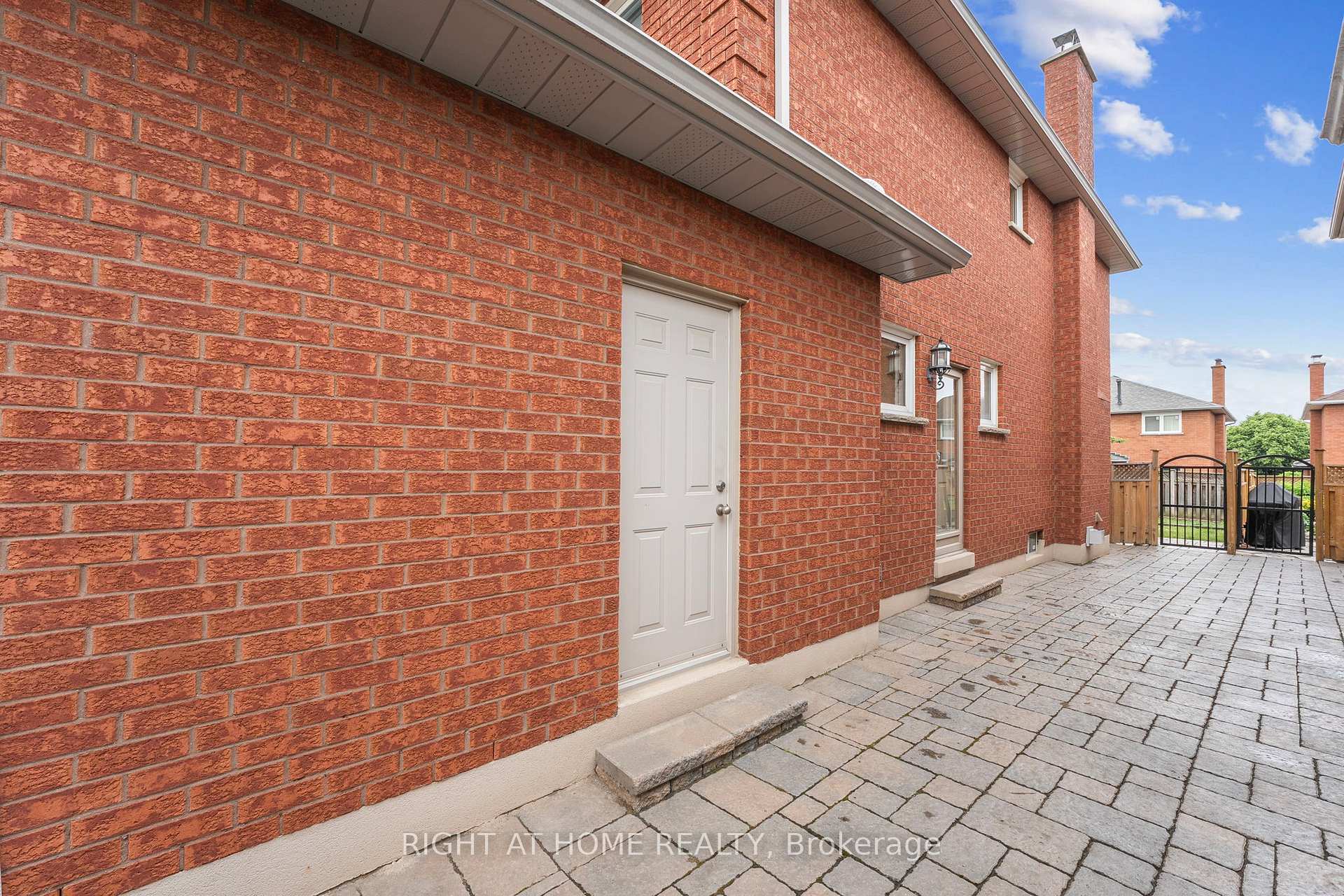 Photo 2 of 52 Spring Town Road, Vaughan, East Woodbridge — HOMEH