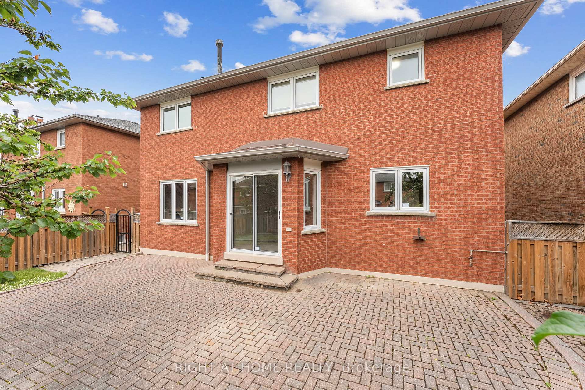 Photo 3 of 52 Spring Town Road, Vaughan, East Woodbridge — HOMEH