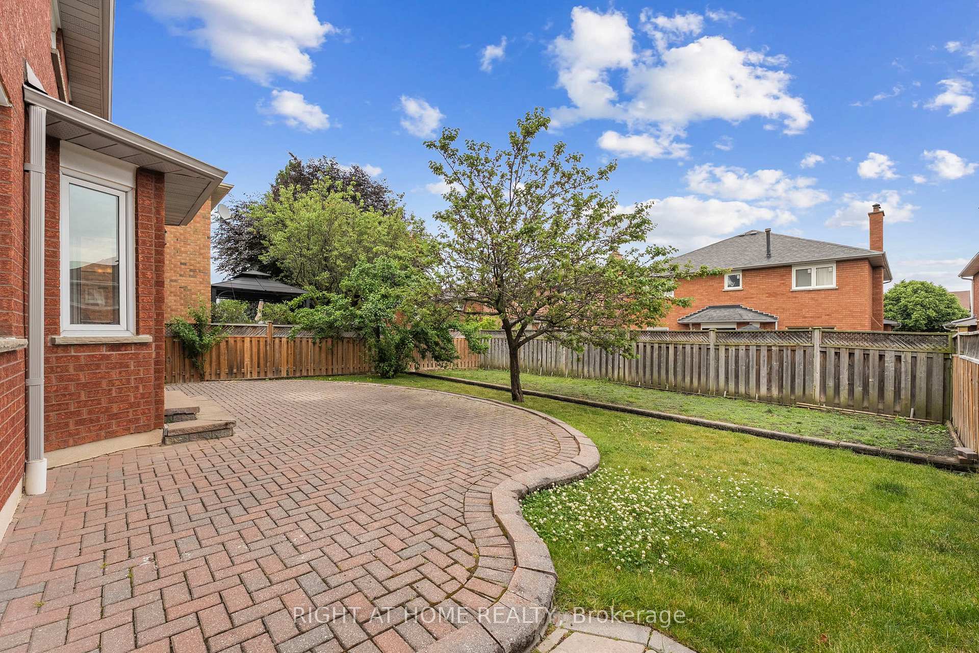 Photo 5 of 52 Spring Town Road, Vaughan, East Woodbridge — HOMEH