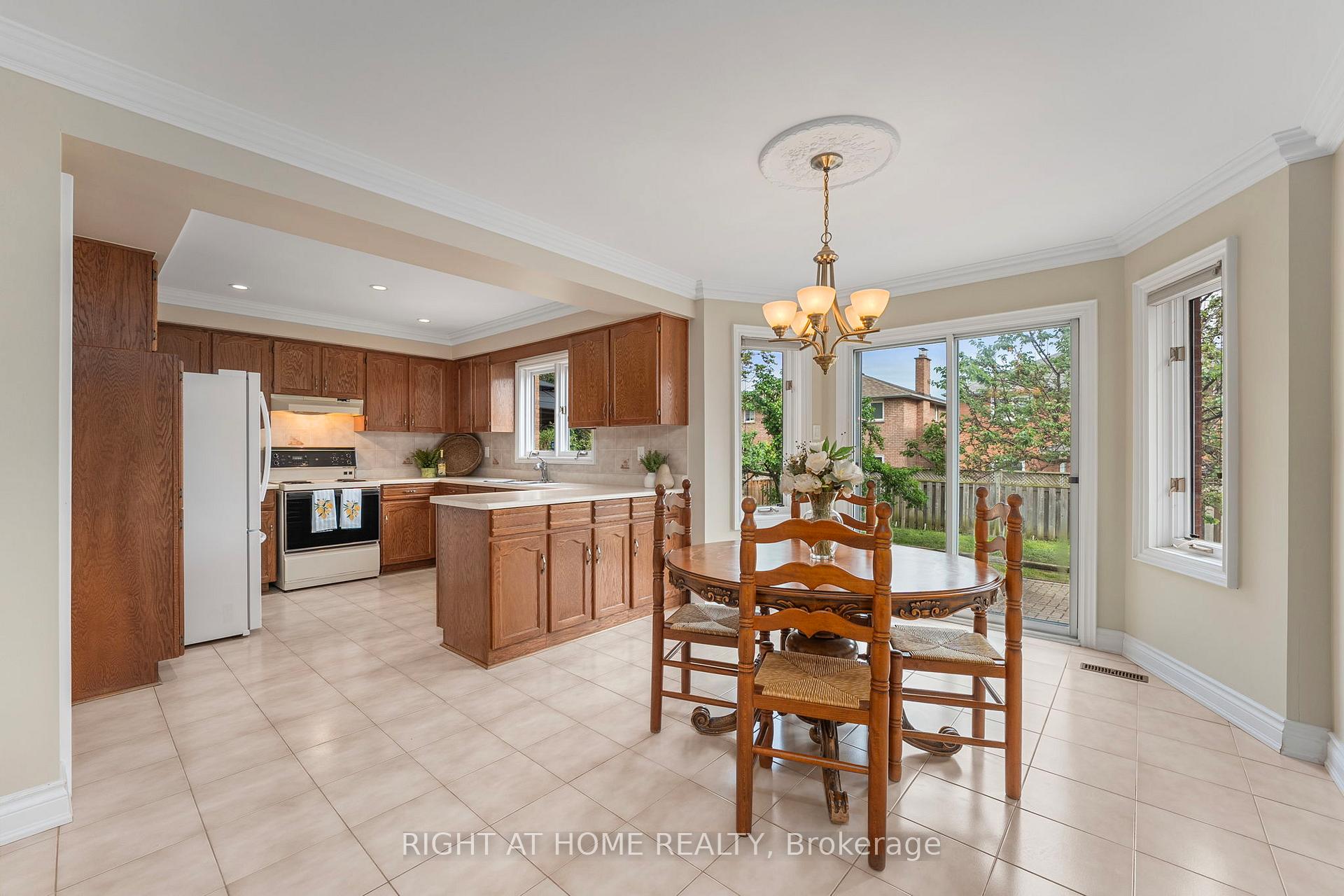Photo 11 of 52 Spring Town Road, Vaughan, East Woodbridge — HOMEH