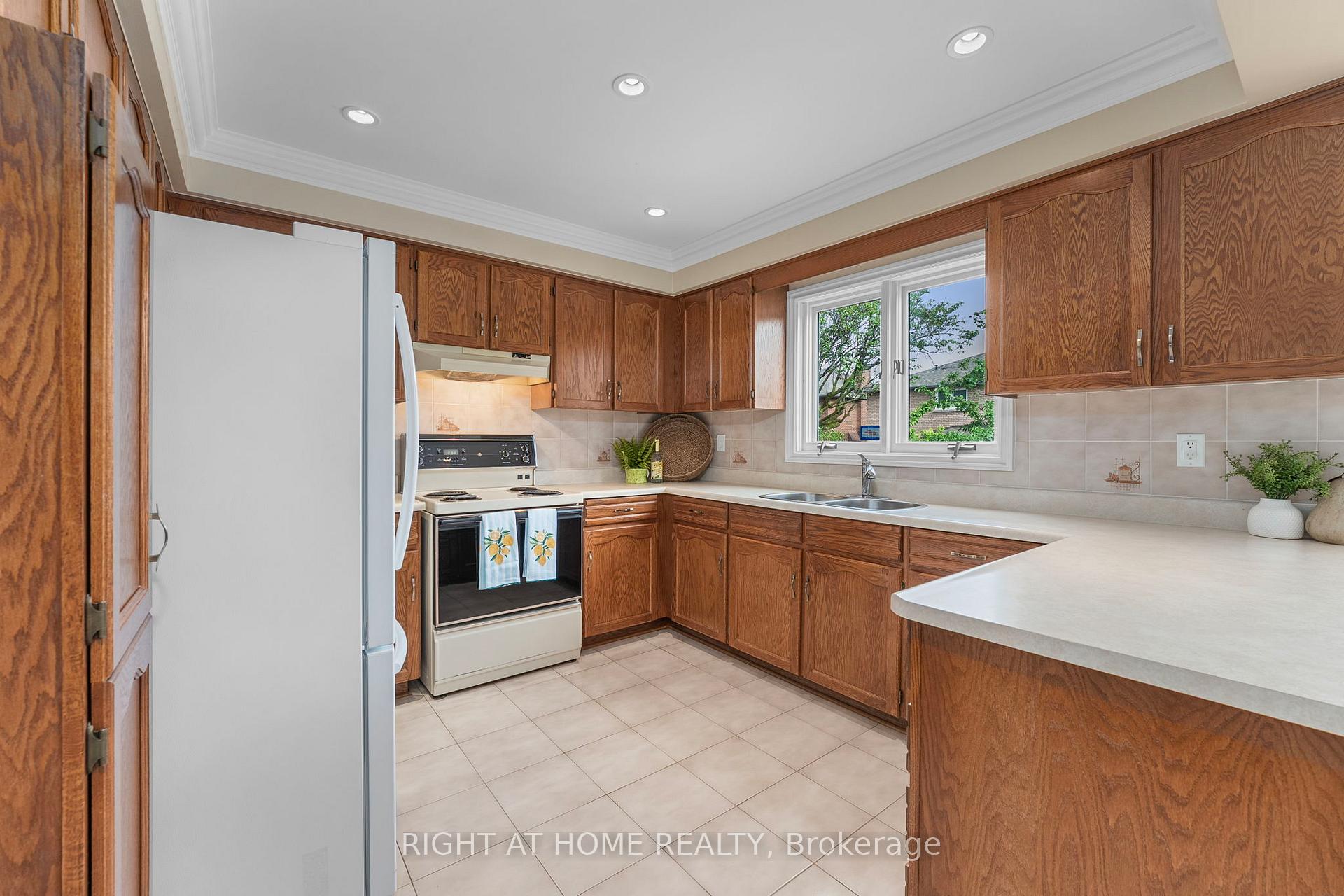 Photo 12 of 52 Spring Town Road, Vaughan, East Woodbridge — HOMEH