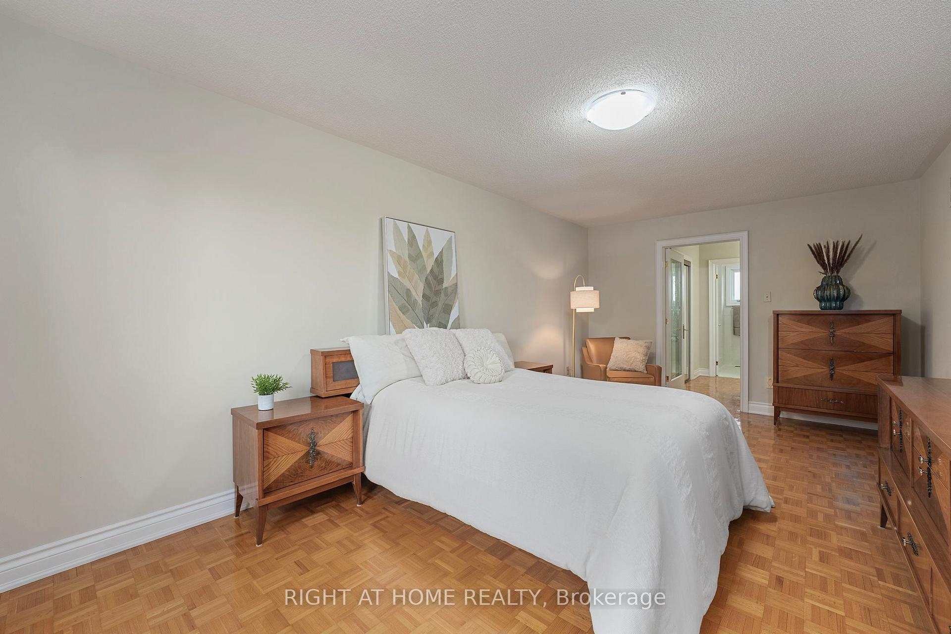 Photo 24 of 52 Spring Town Road, Vaughan, East Woodbridge — HOMEH
