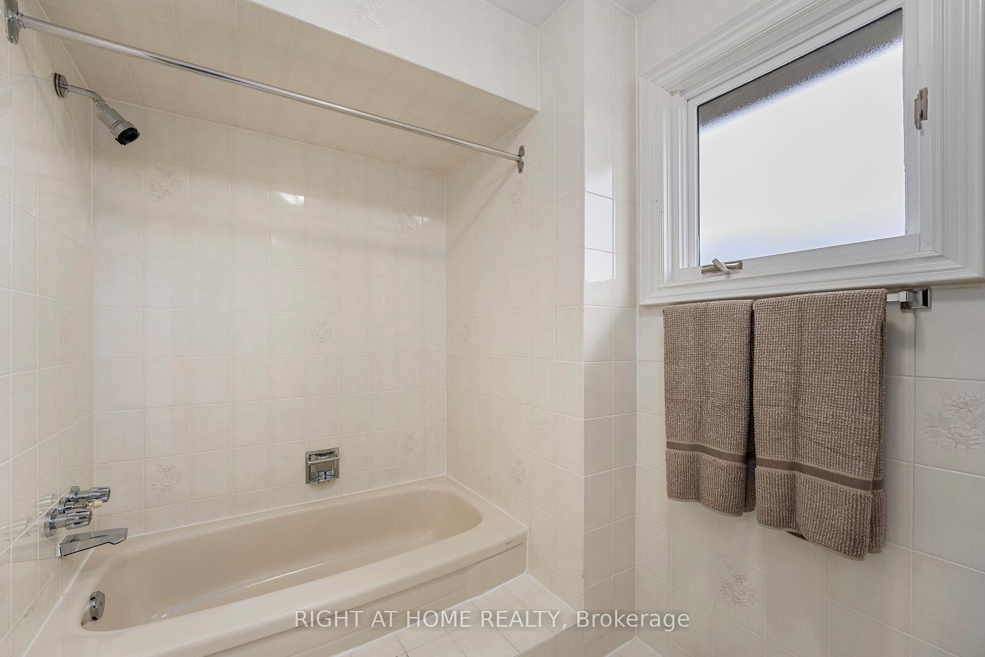 Photo 26 of 52 Spring Town Road, Vaughan, East Woodbridge — HOMEH