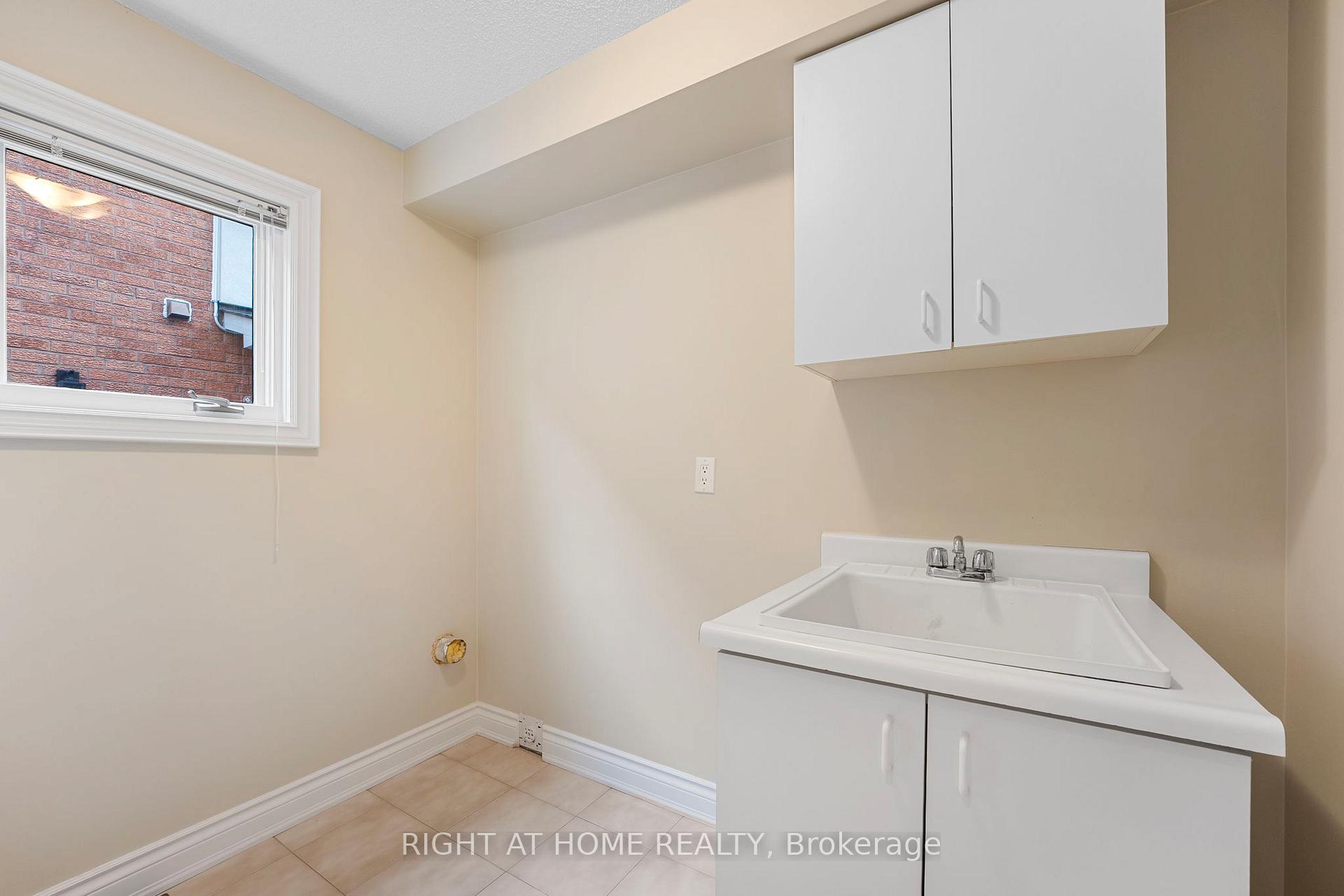 Photo 32 of 52 Spring Town Road, Vaughan, East Woodbridge — HOMEH