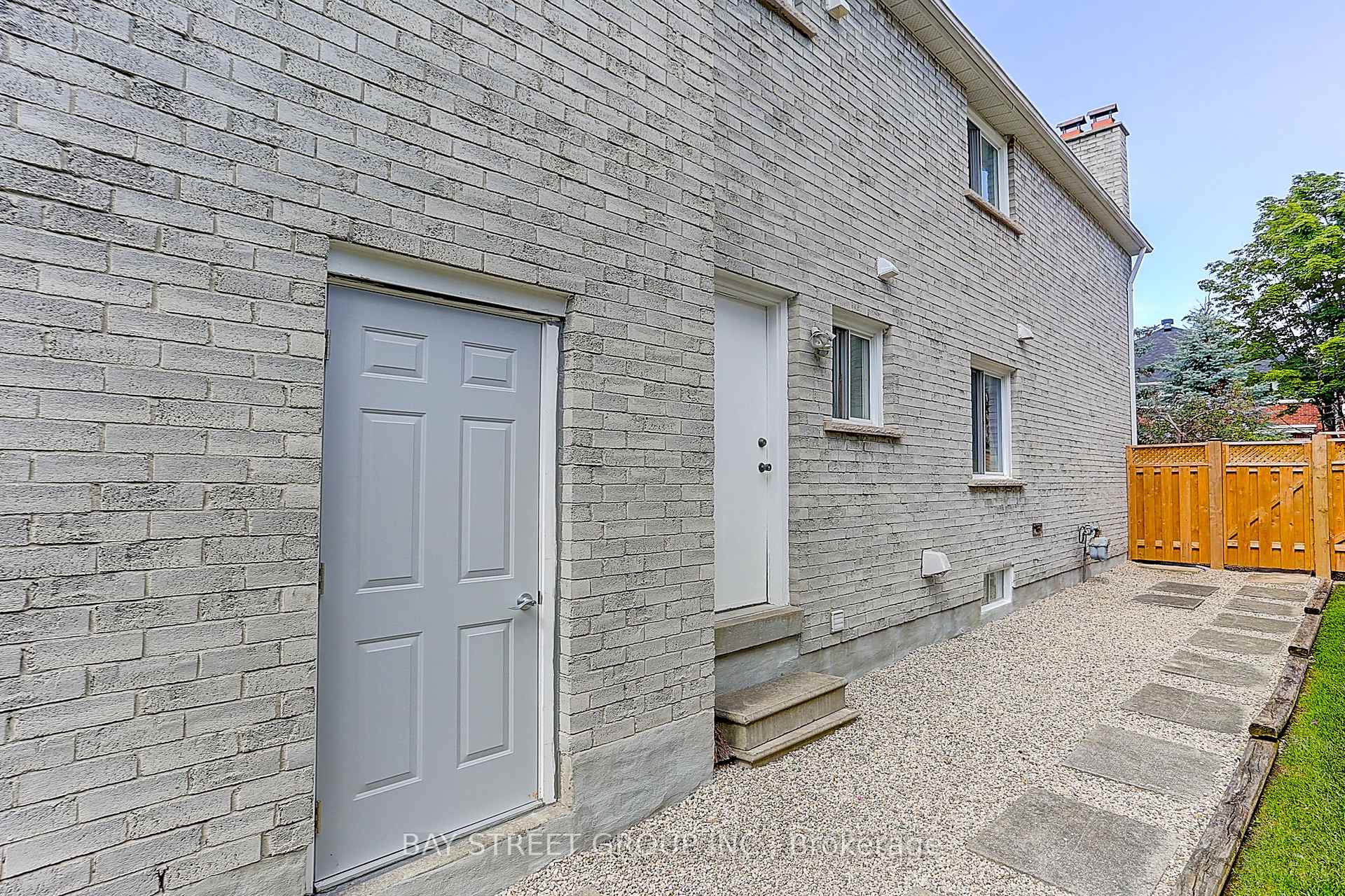 Photo 2 of 34 Brooklyn Crescent, Markham, Markville — HOMEH