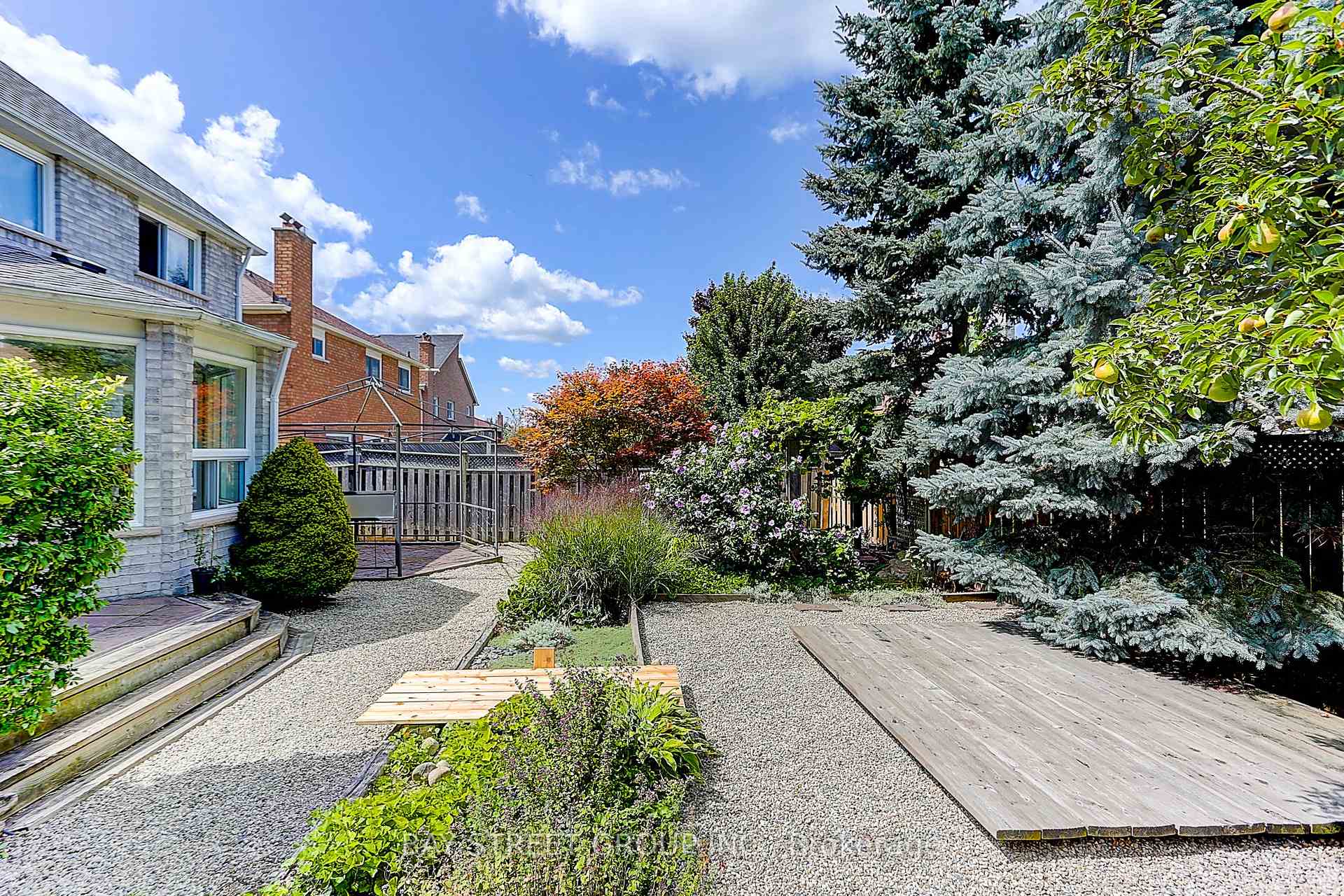 Photo 3 of 34 Brooklyn Crescent, Markham, Markville — HOMEH