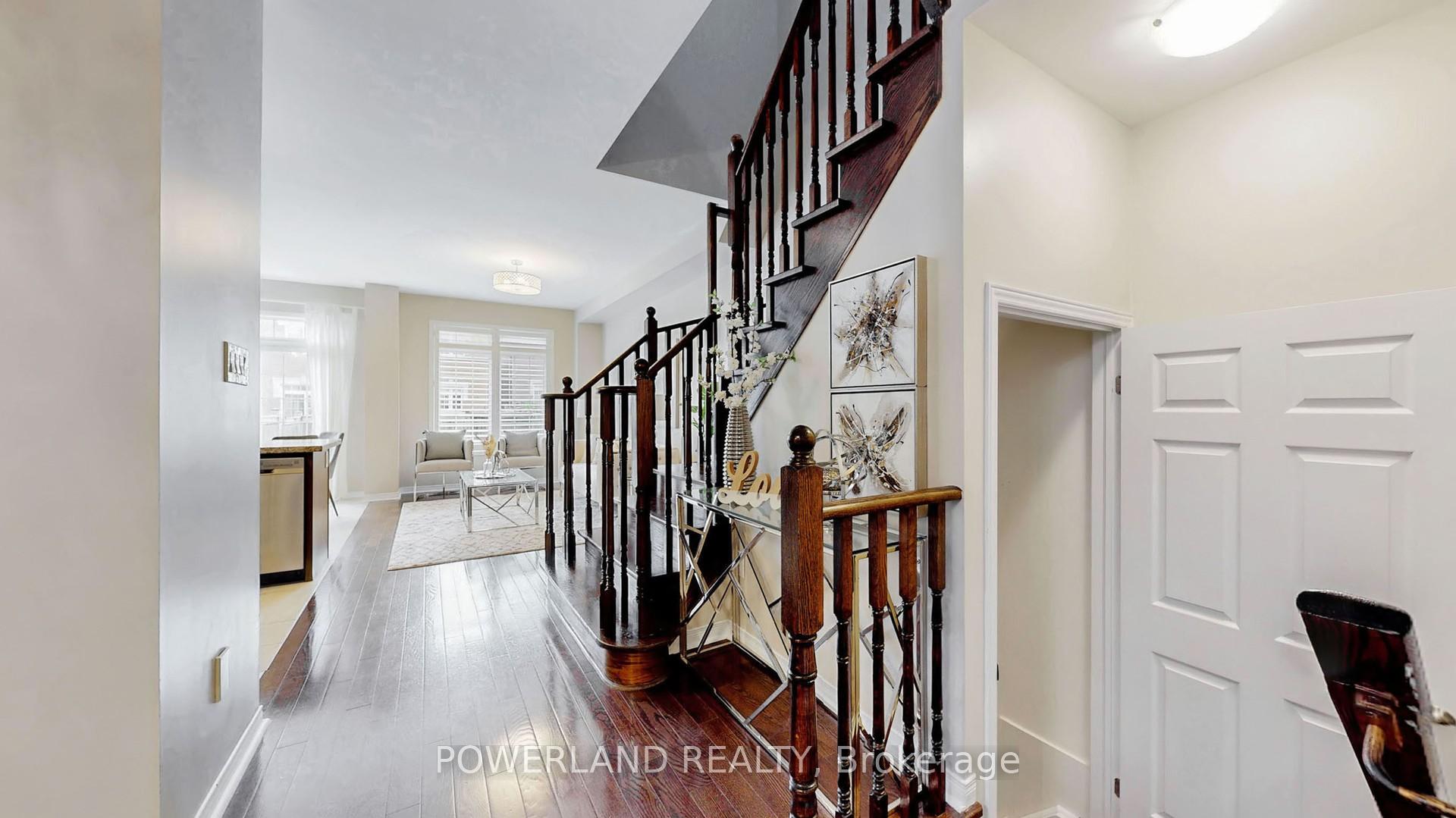 Photo 9 of 111 Spruce Pine Crescent, Vaughan, Patterson — HOMEH
