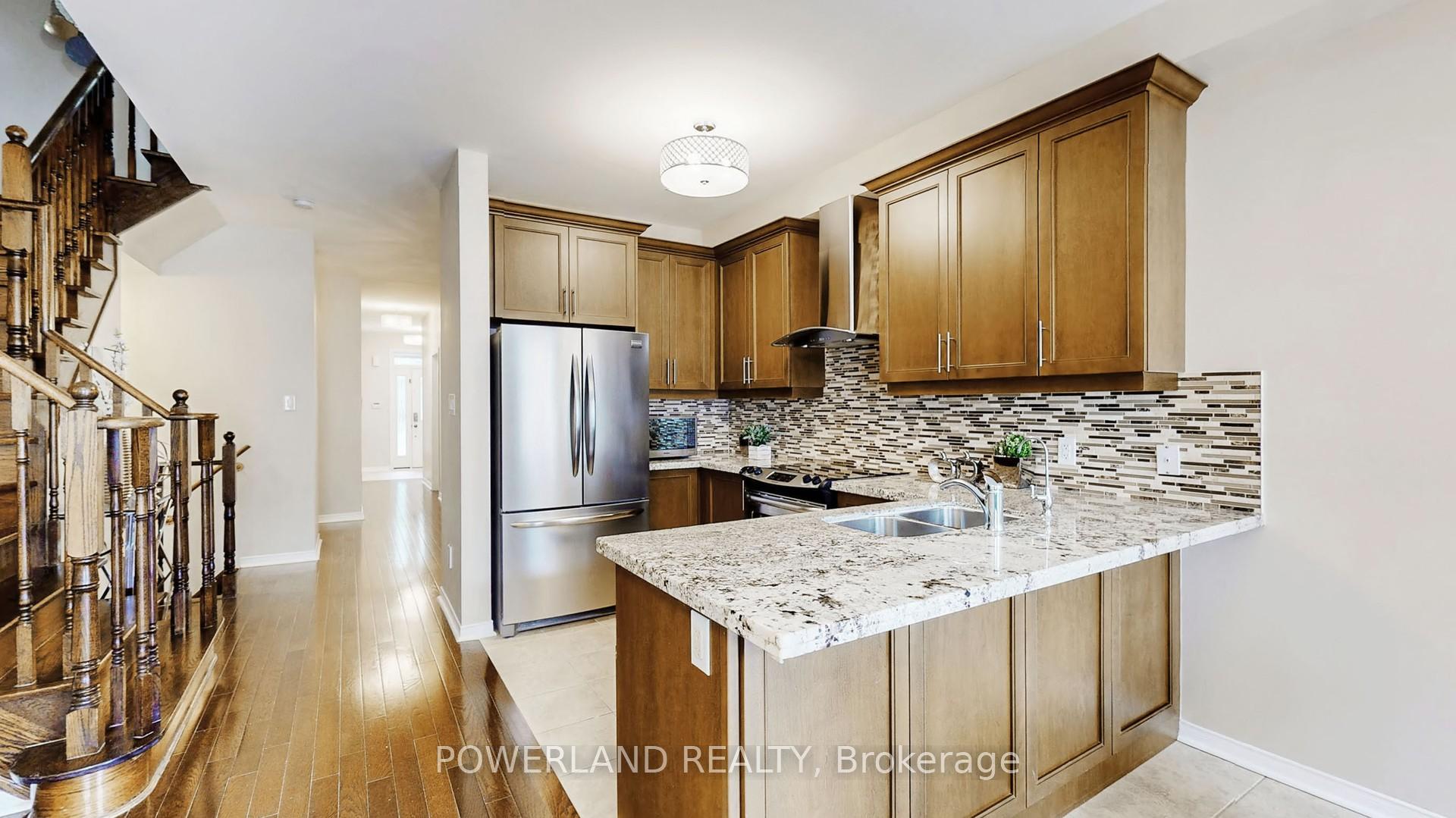Photo 11 of 111 Spruce Pine Crescent, Vaughan, Patterson — HOMEH