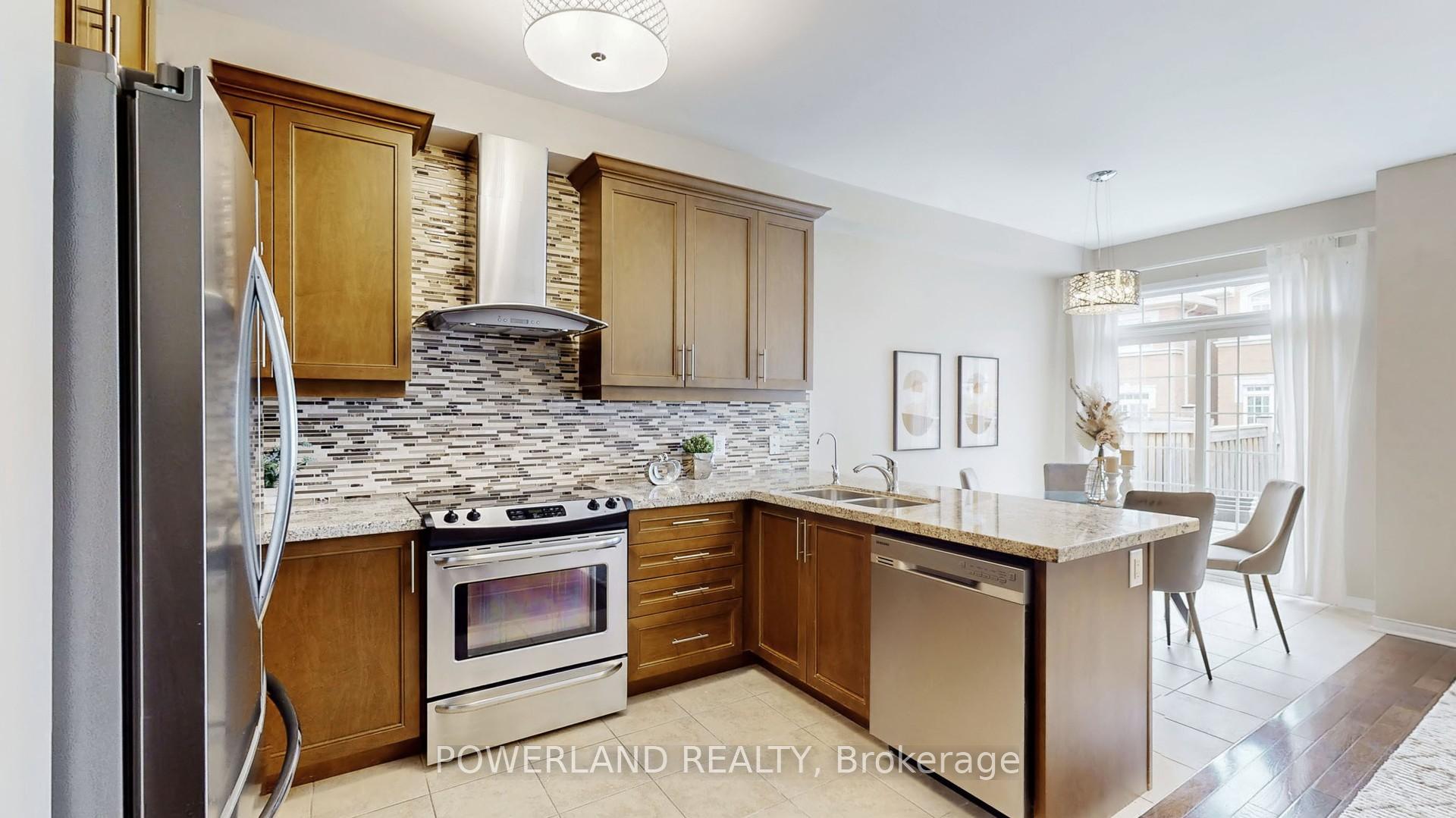 Photo 12 of 111 Spruce Pine Crescent, Vaughan, Patterson — HOMEH