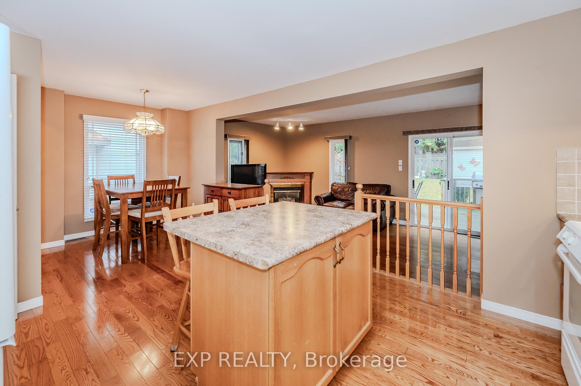 Photo 11 of 435 Shadow Wood Crescent, Waterloo — HOMEH