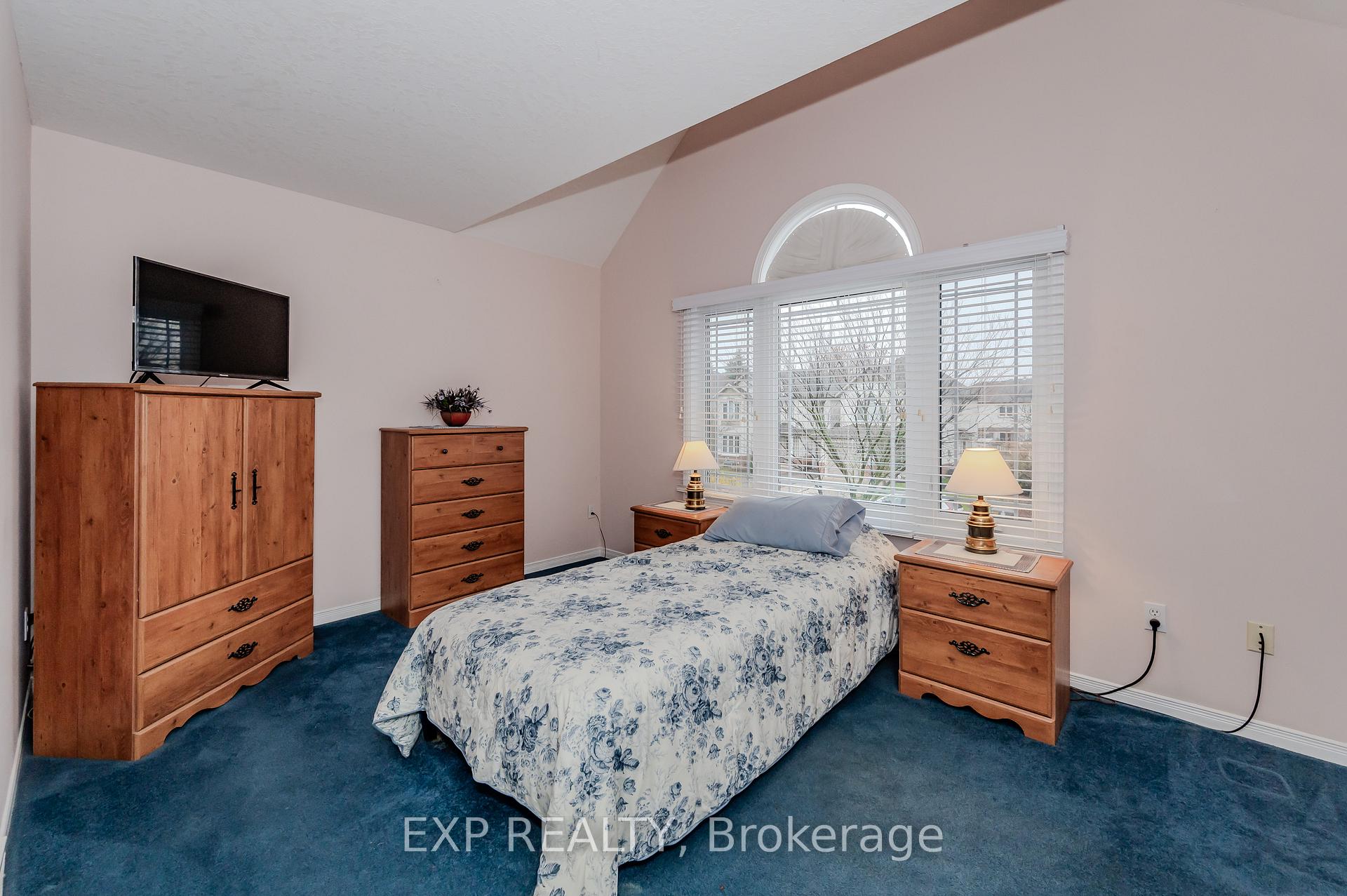 Photo 17 of 435 Shadow Wood Crescent, Waterloo — HOMEH