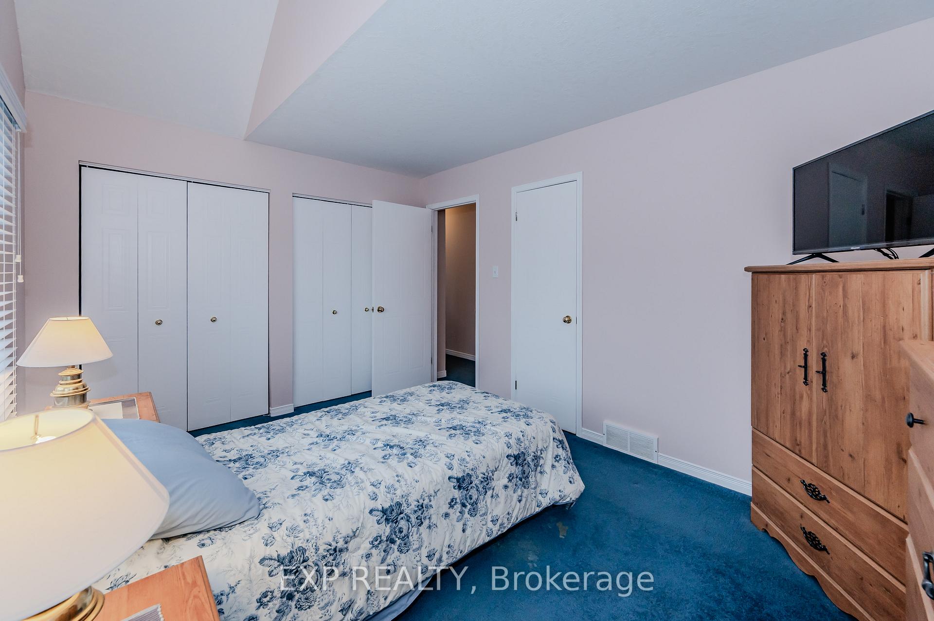 Photo 18 of 435 Shadow Wood Crescent, Waterloo — HOMEH
