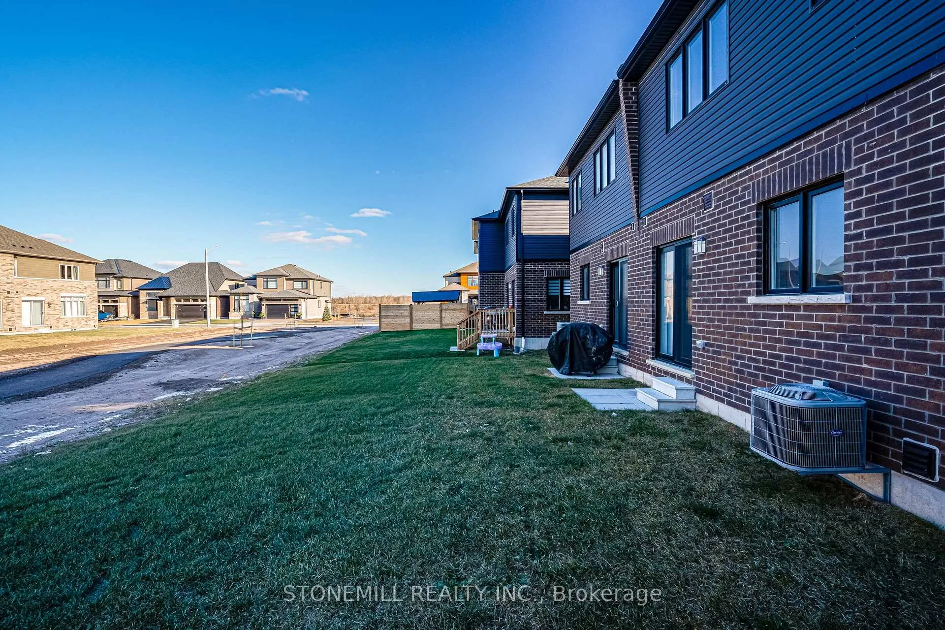 Photo 28 of 26 Bentgrass Drive, Welland, Hwy 406/Welland — HOMEH