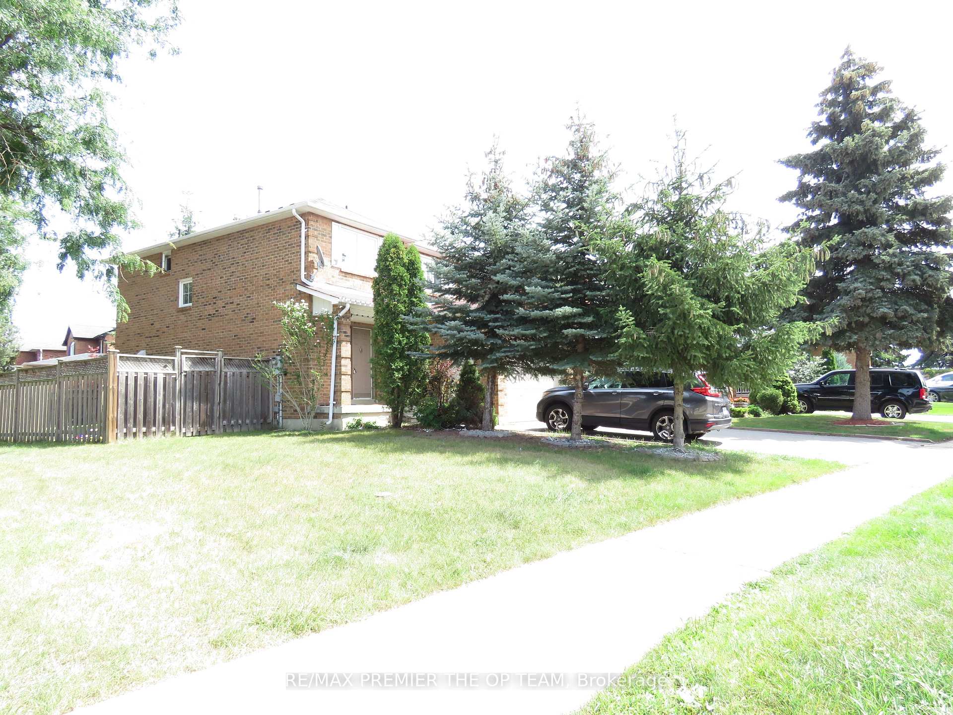 Photo 3 of 21 Pentland Crescent, Vaughan, Maple — HOMEH