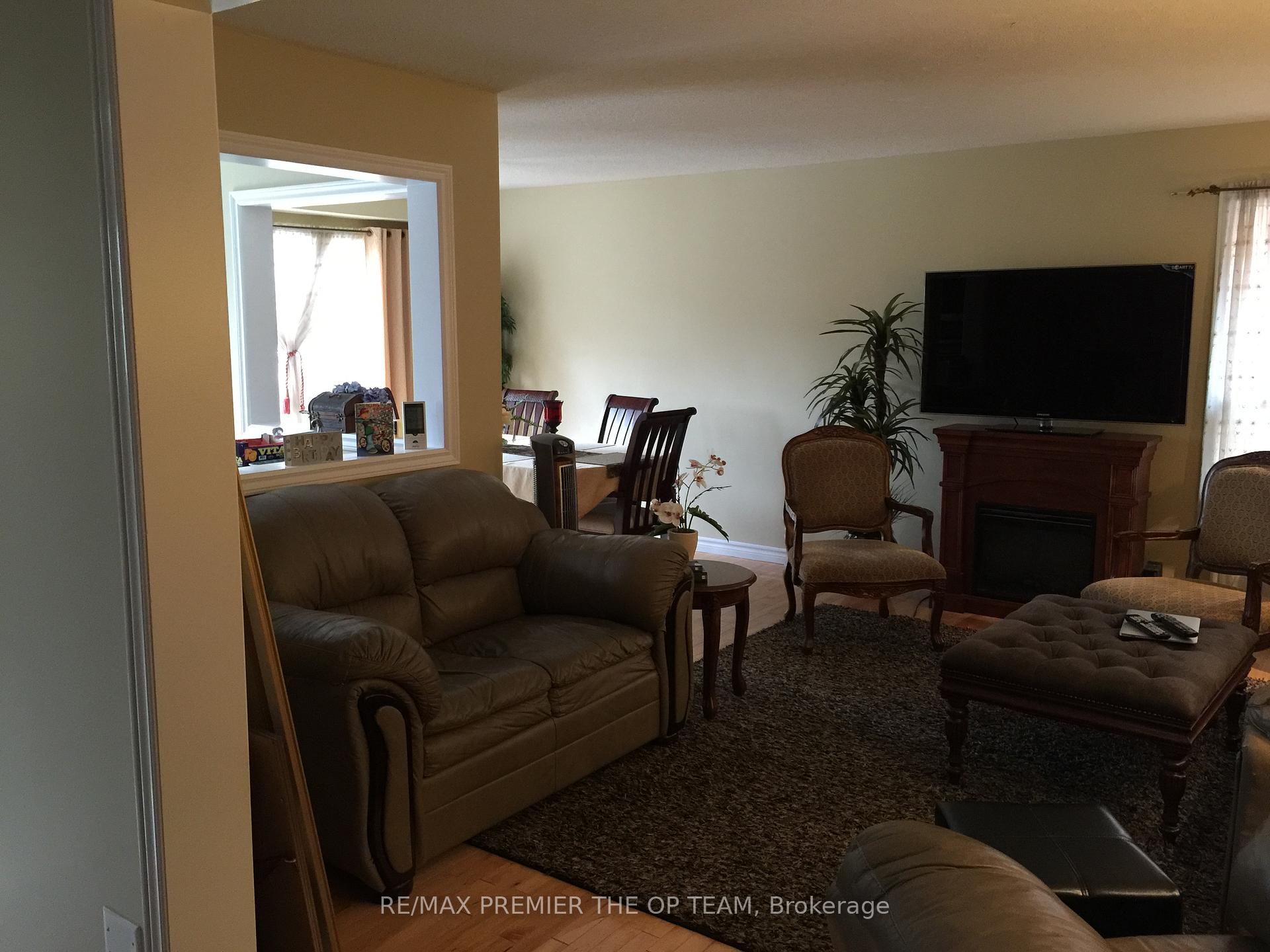 Photo 4 of 21 Pentland Crescent, Vaughan, Maple — HOMEH