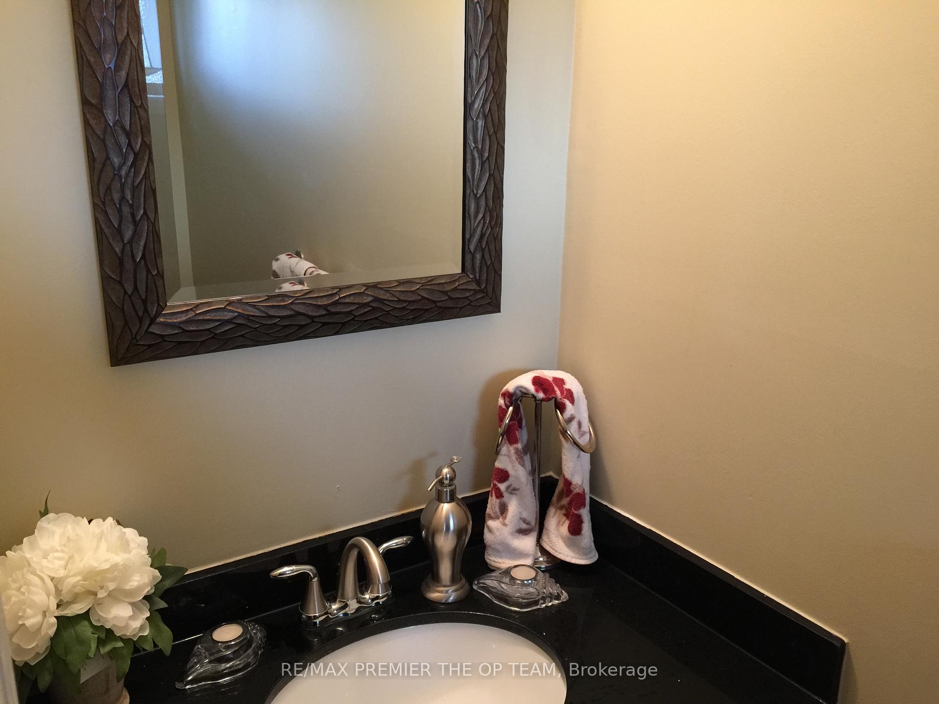 Photo 5 of 21 Pentland Crescent, Vaughan, Maple — HOMEH