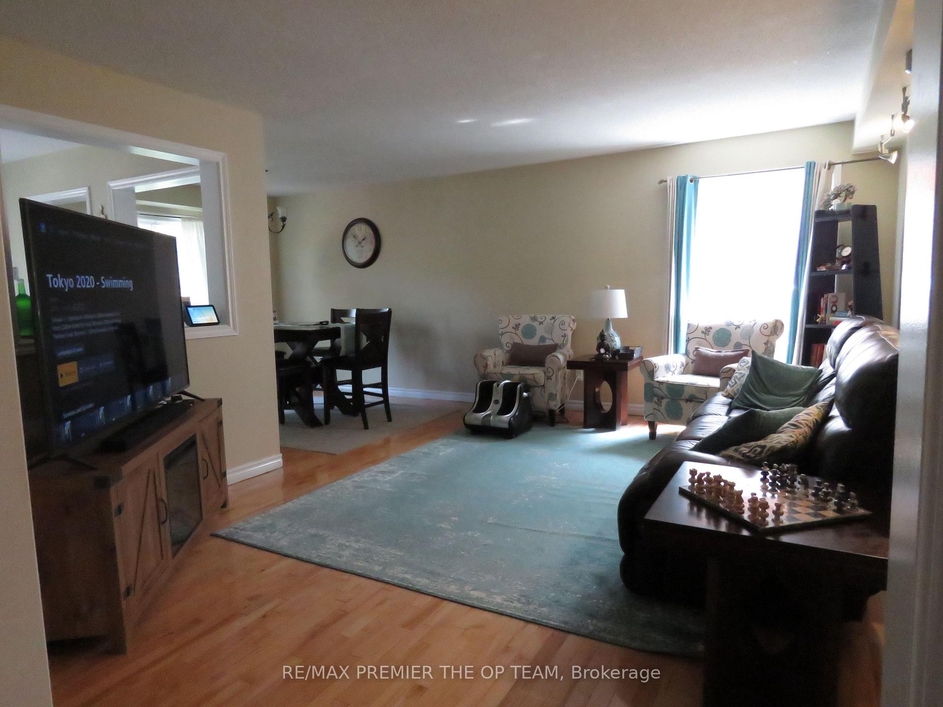 Photo 12 of 21 Pentland Crescent, Vaughan, Maple — HOMEH