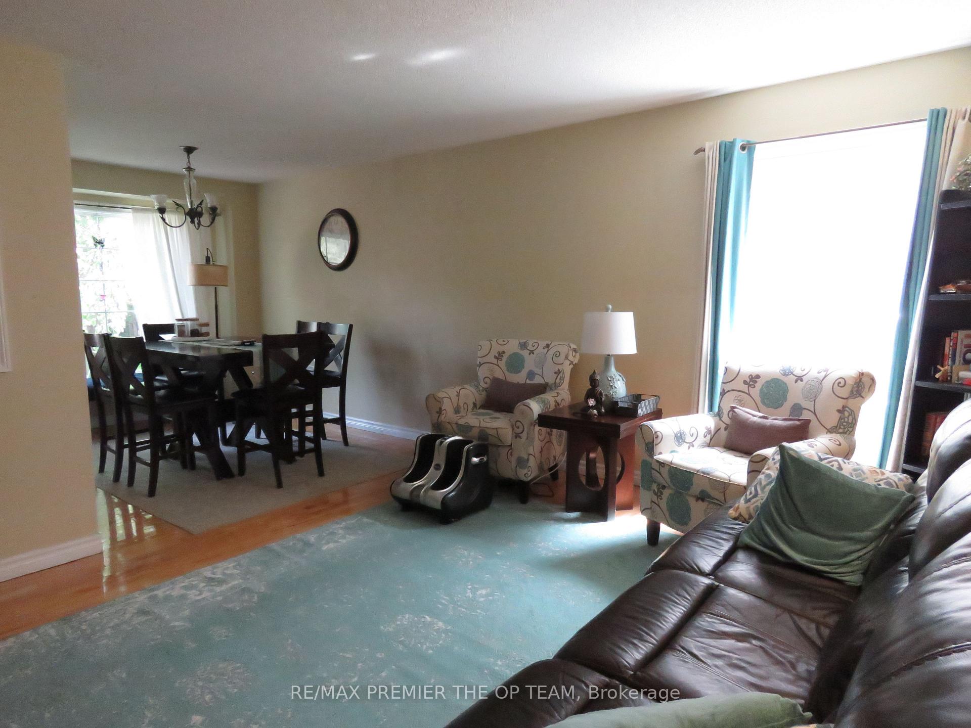 Photo 13 of 21 Pentland Crescent, Vaughan, Maple — HOMEH