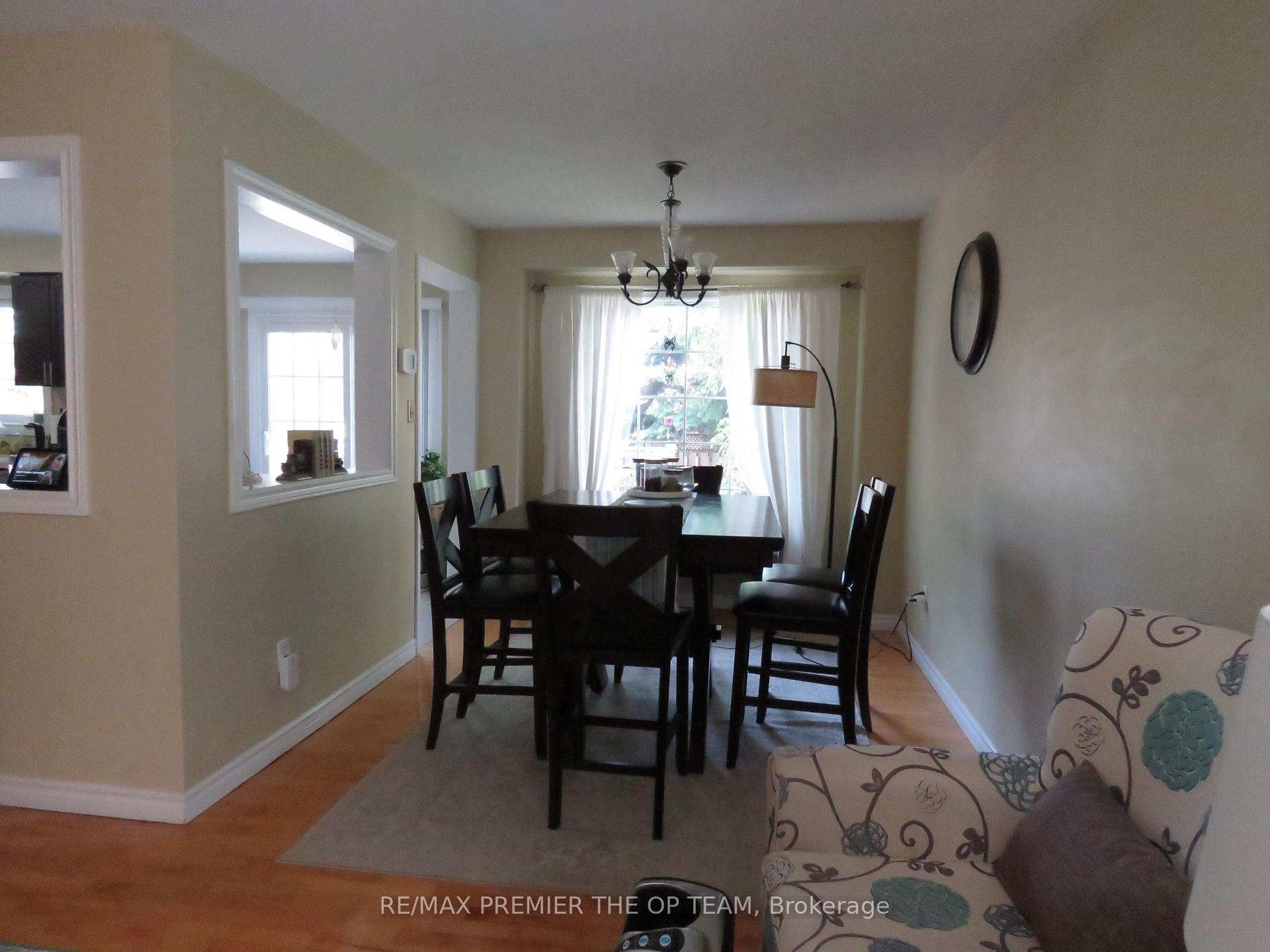 Photo 14 of 21 Pentland Crescent, Vaughan, Maple — HOMEH