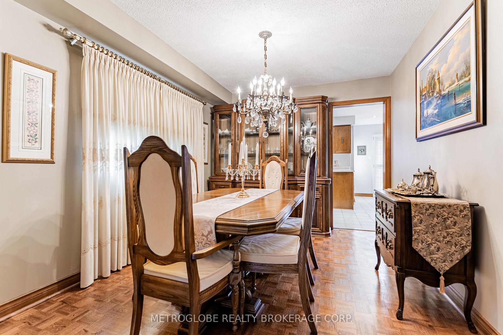 Photo 10 of 411 Forest Drive, Vaughan, West Woodbridge — HOMEH