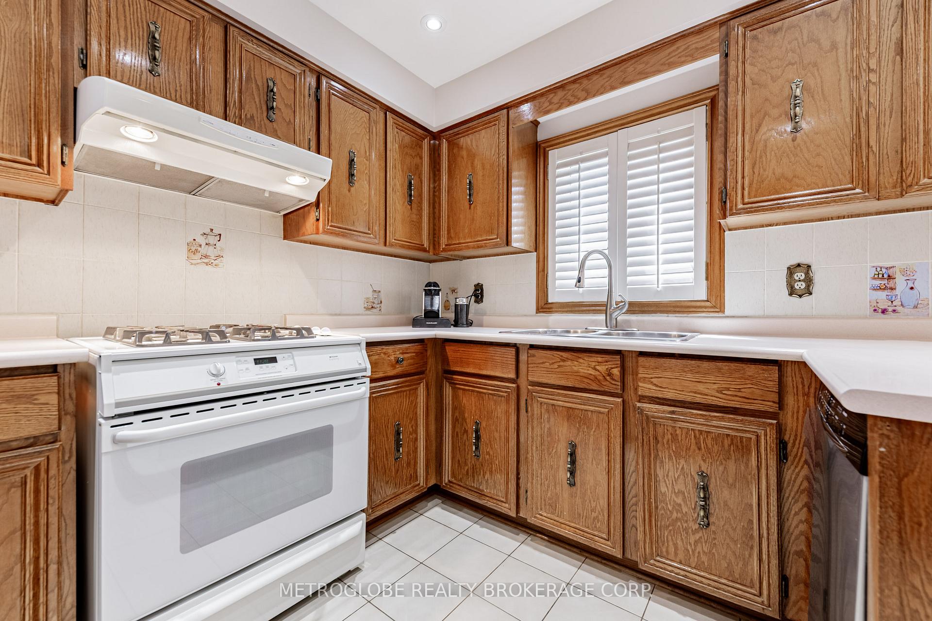 Photo 12 of 411 Forest Drive, Vaughan, West Woodbridge — HOMEH