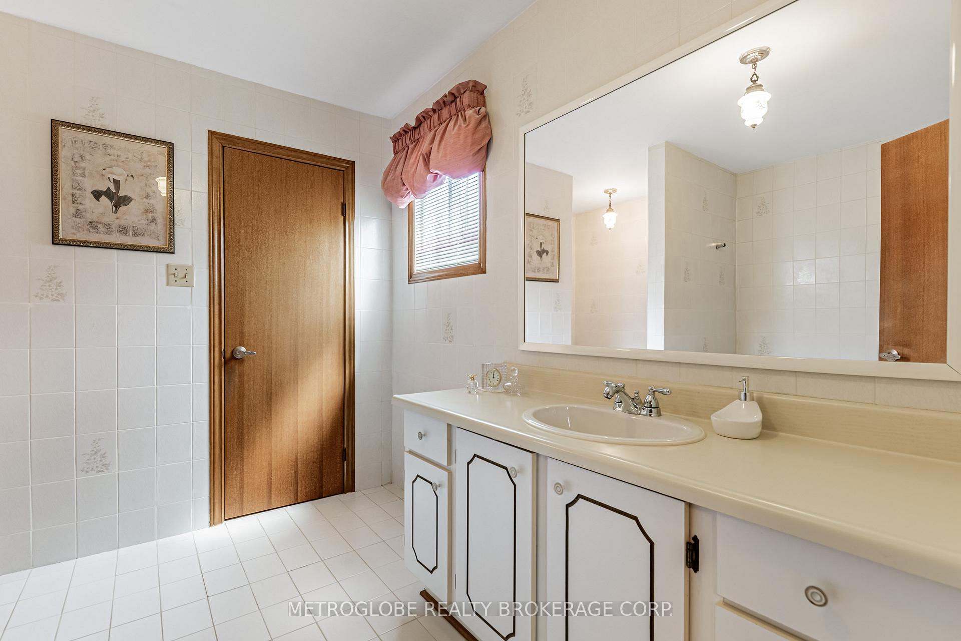 Photo 27 of 411 Forest Drive, Vaughan, West Woodbridge — HOMEH