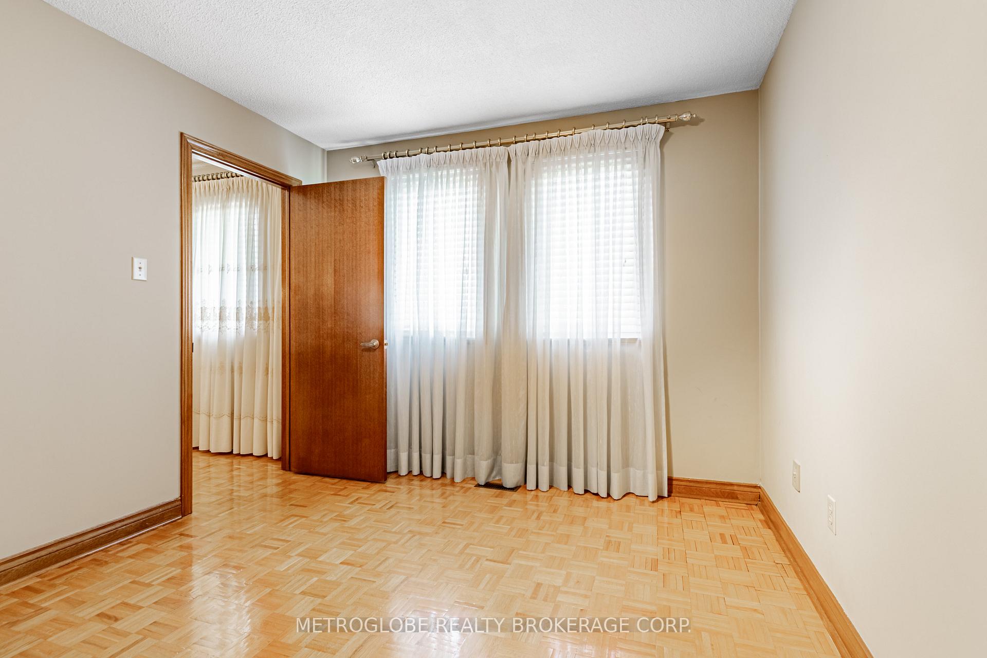 Photo 32 of 411 Forest Drive, Vaughan, West Woodbridge — HOMEH