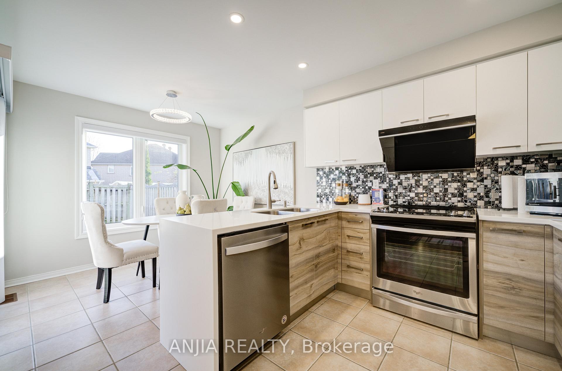 Photo 12 of 21 Bertram Earnshaw Drive, Markham, Berczy — HOMEH