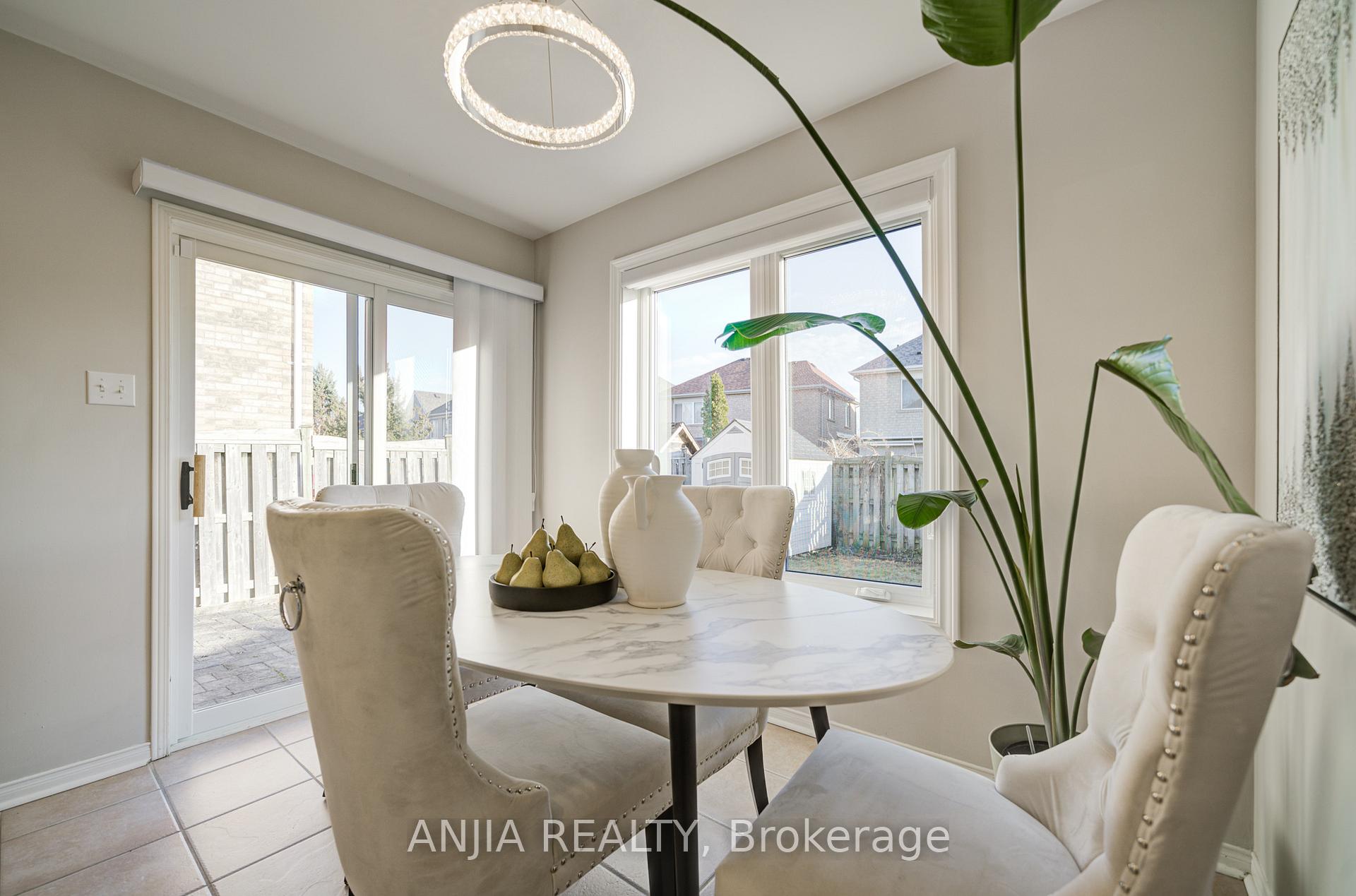 Photo 13 of 21 Bertram Earnshaw Drive, Markham, Berczy — HOMEH