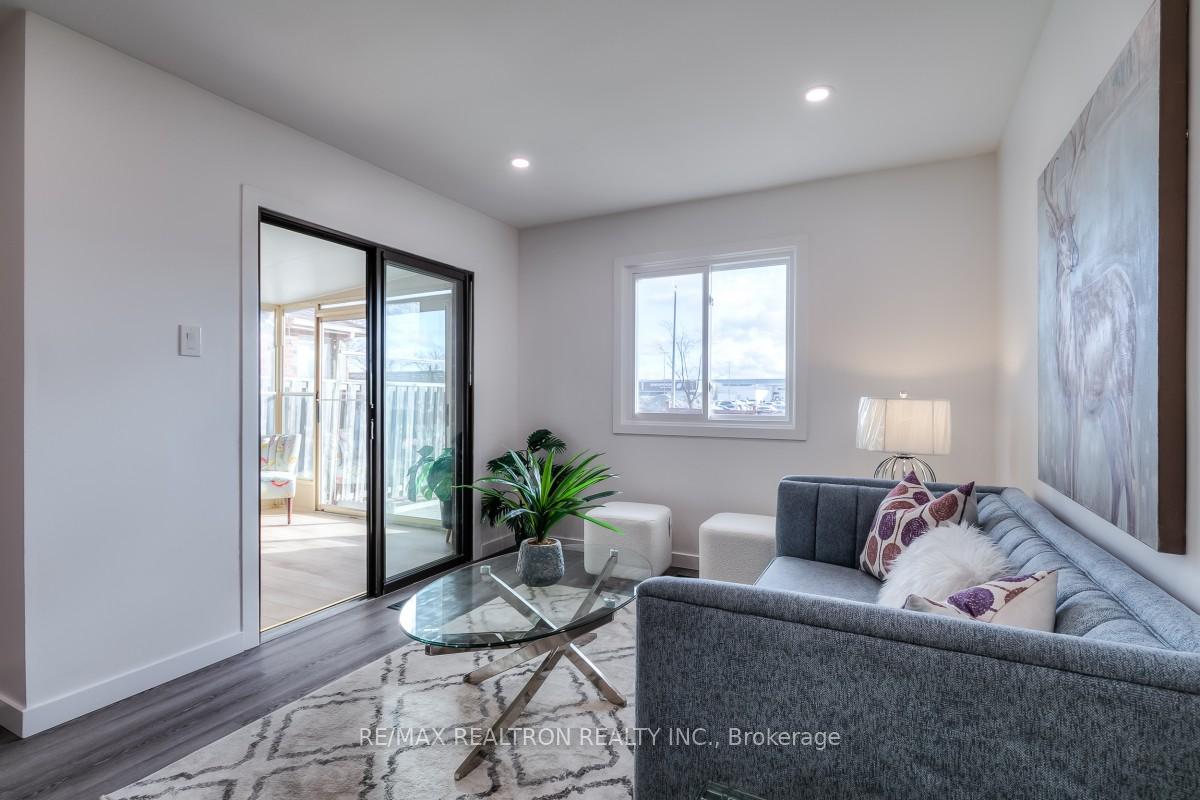 Photo 10 of 35 Miley Drive, Markham, Markville — HOMEH