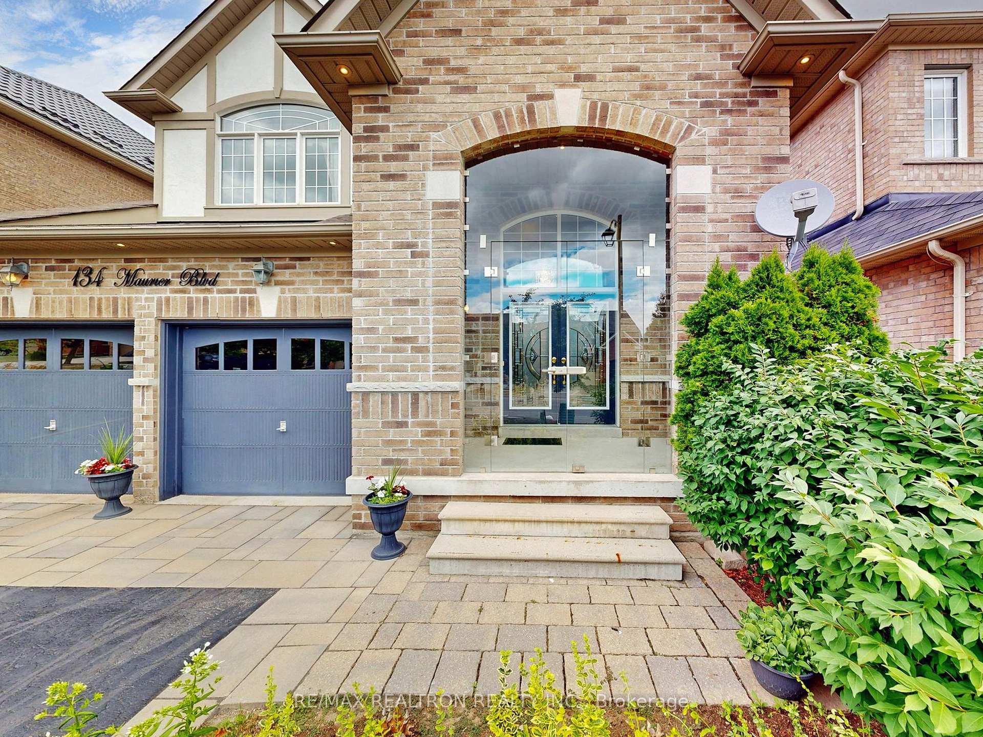 Photo 3 of 134 Maurier Boulevard, Vaughan, Patterson — HOMEH
