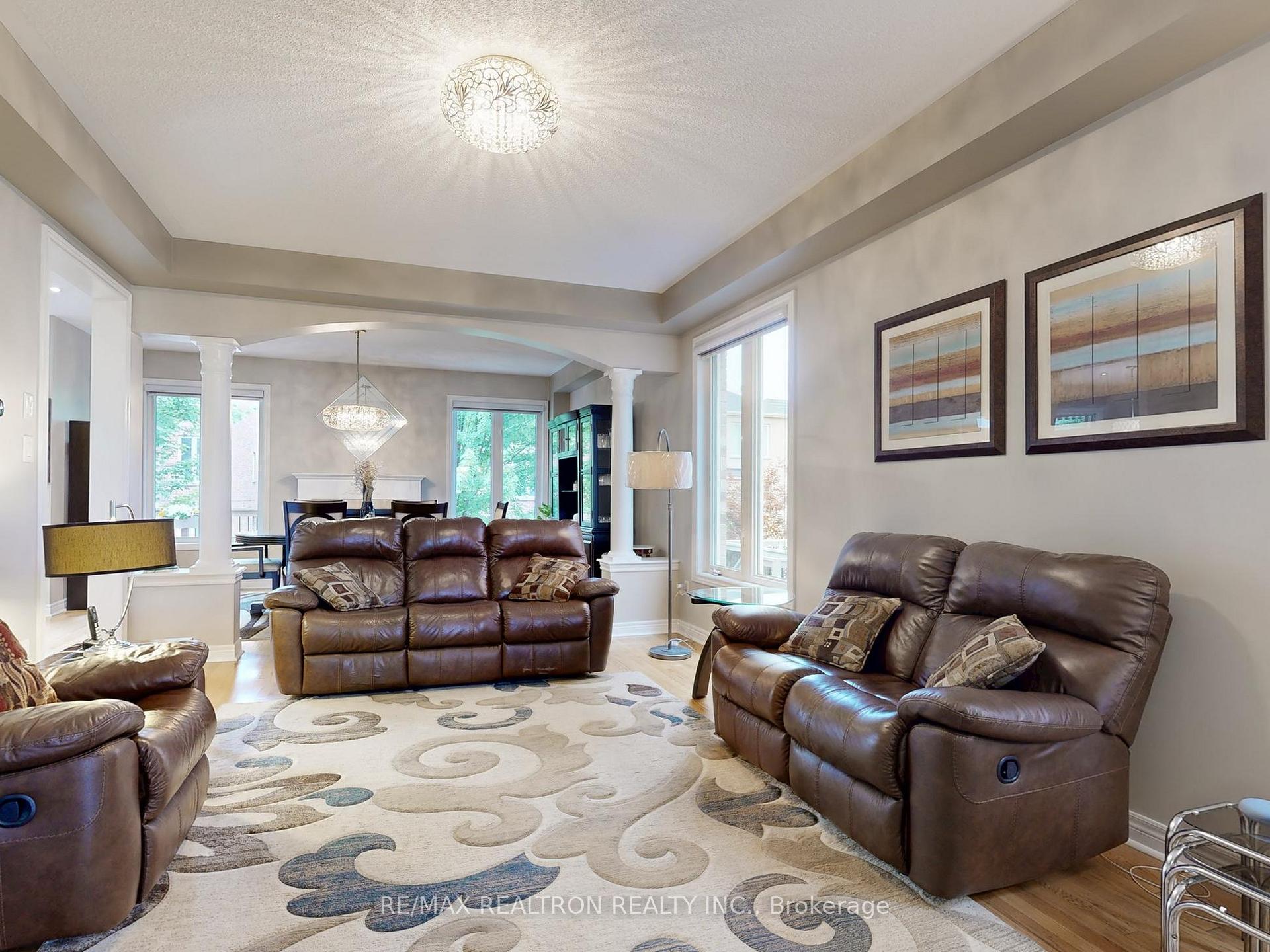 Photo 5 of 134 Maurier Boulevard, Vaughan, Patterson — HOMEH