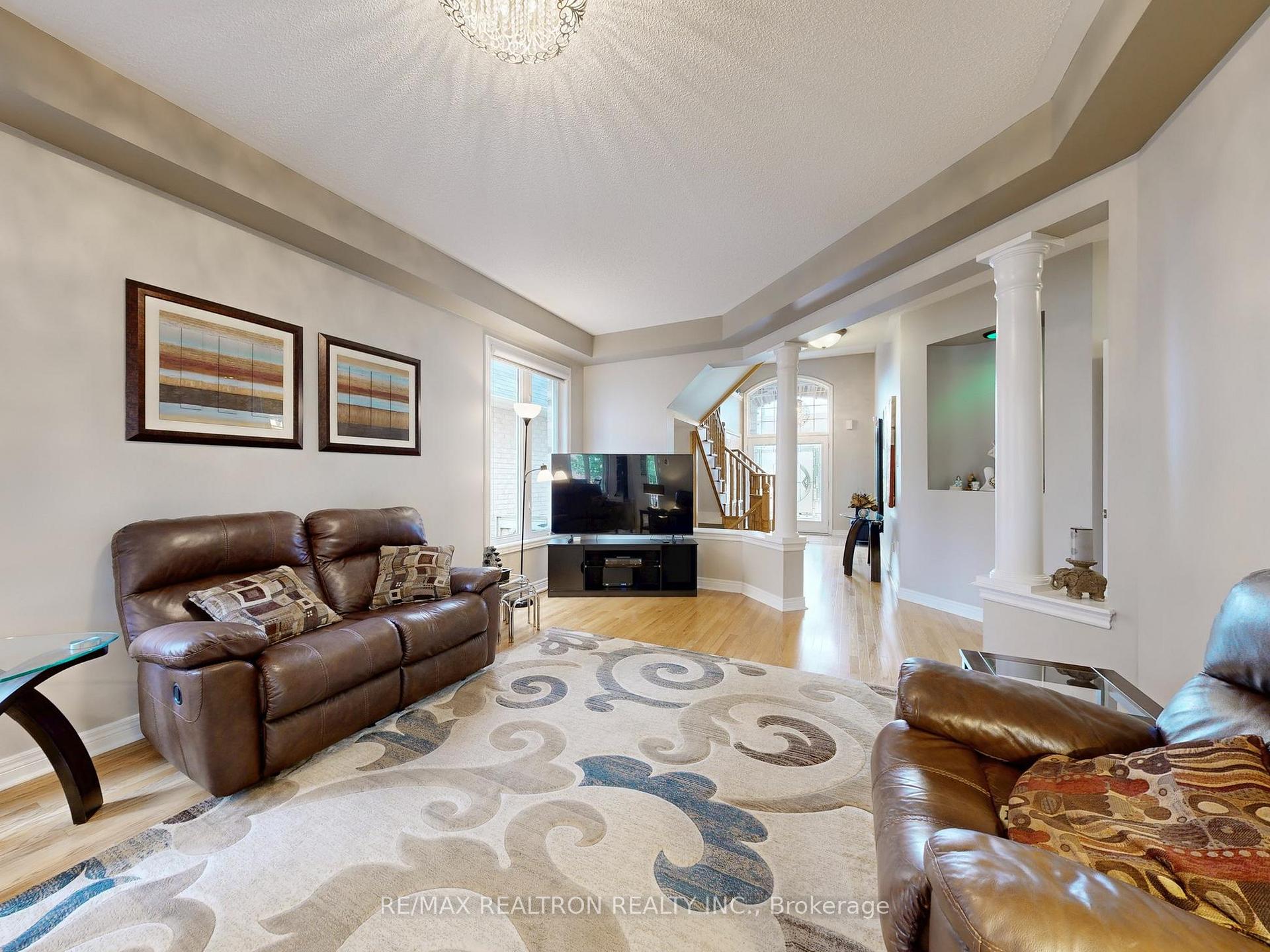 Photo 6 of 134 Maurier Boulevard, Vaughan, Patterson — HOMEH