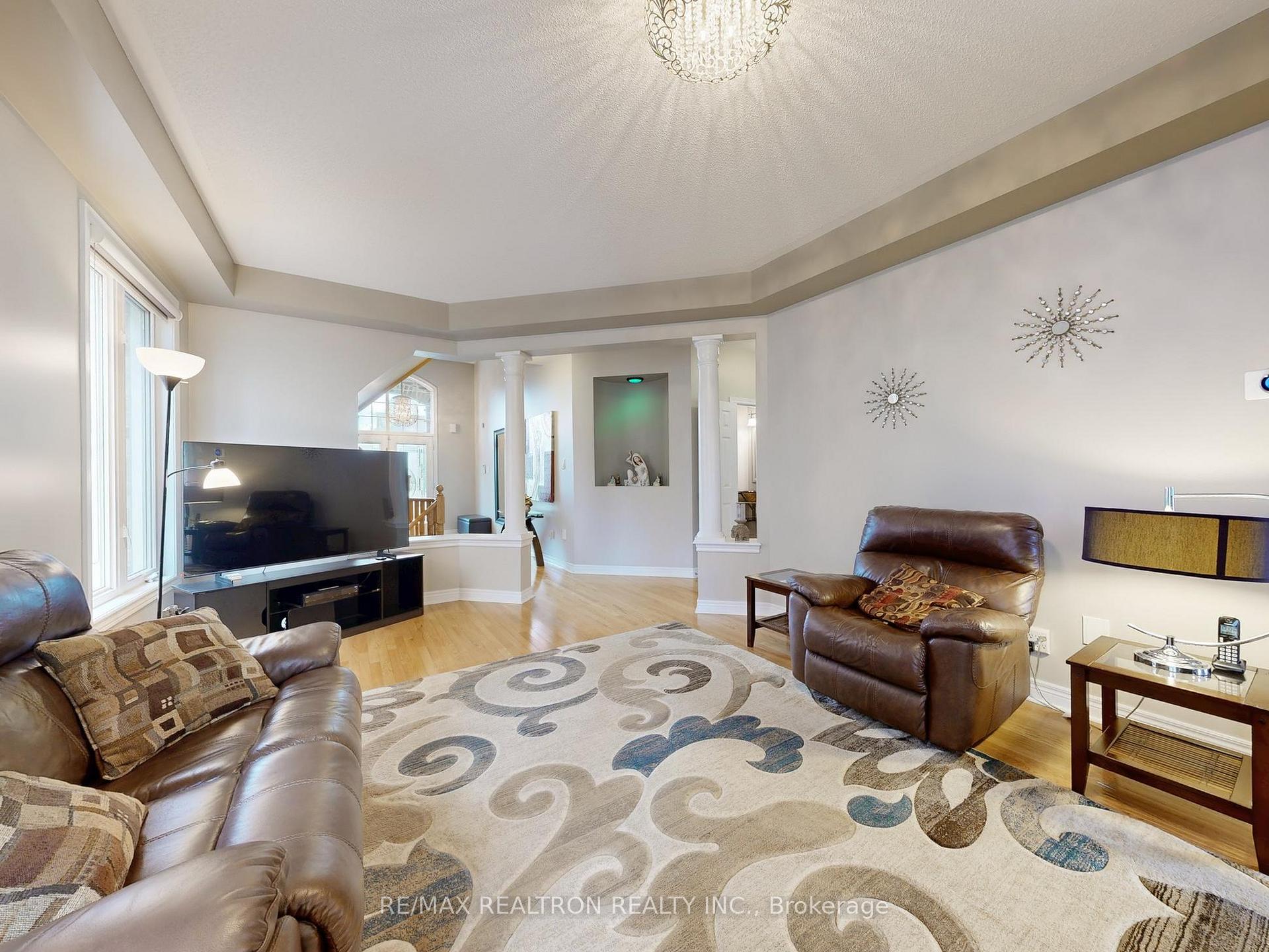 Photo 7 of 134 Maurier Boulevard, Vaughan, Patterson — HOMEH