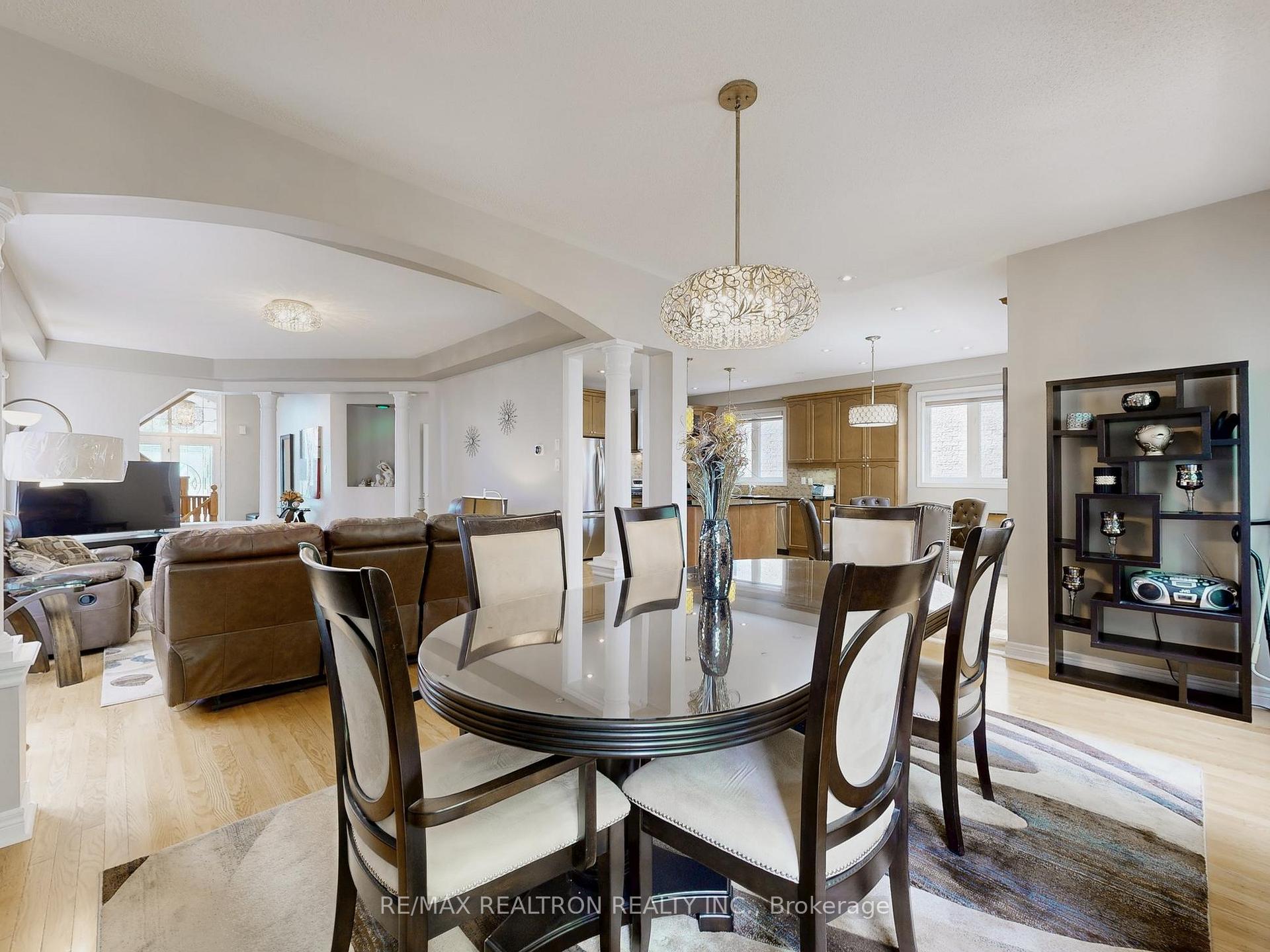 Photo 11 of 134 Maurier Boulevard, Vaughan, Patterson — HOMEH