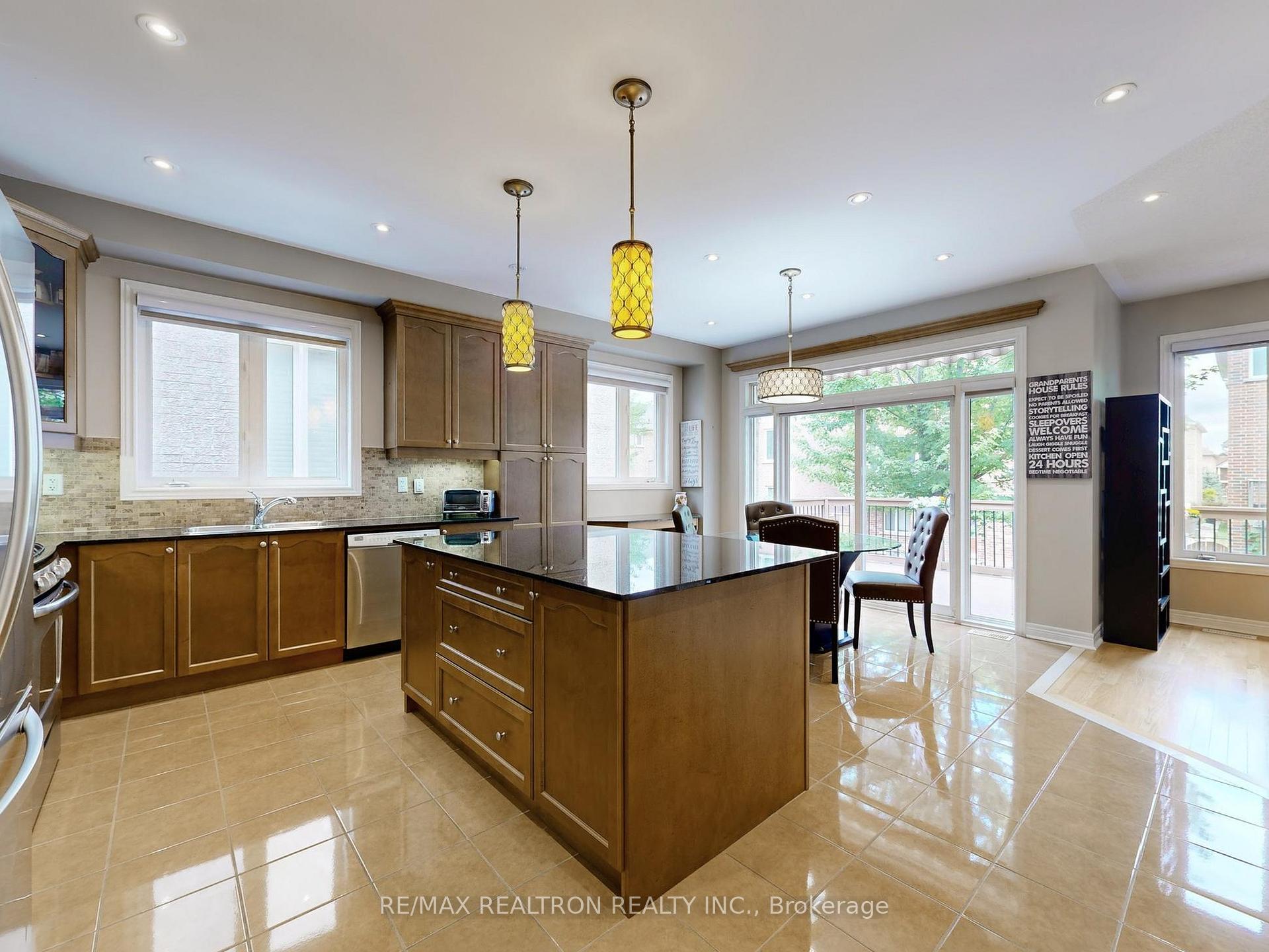 Photo 12 of 134 Maurier Boulevard, Vaughan, Patterson — HOMEH