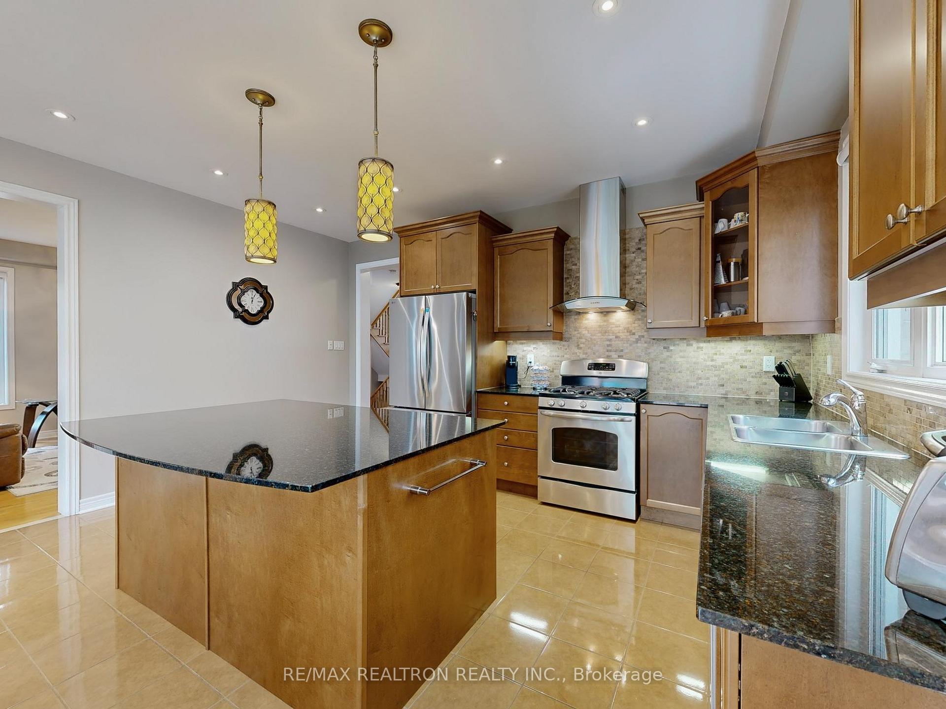 Photo 13 of 134 Maurier Boulevard, Vaughan, Patterson — HOMEH