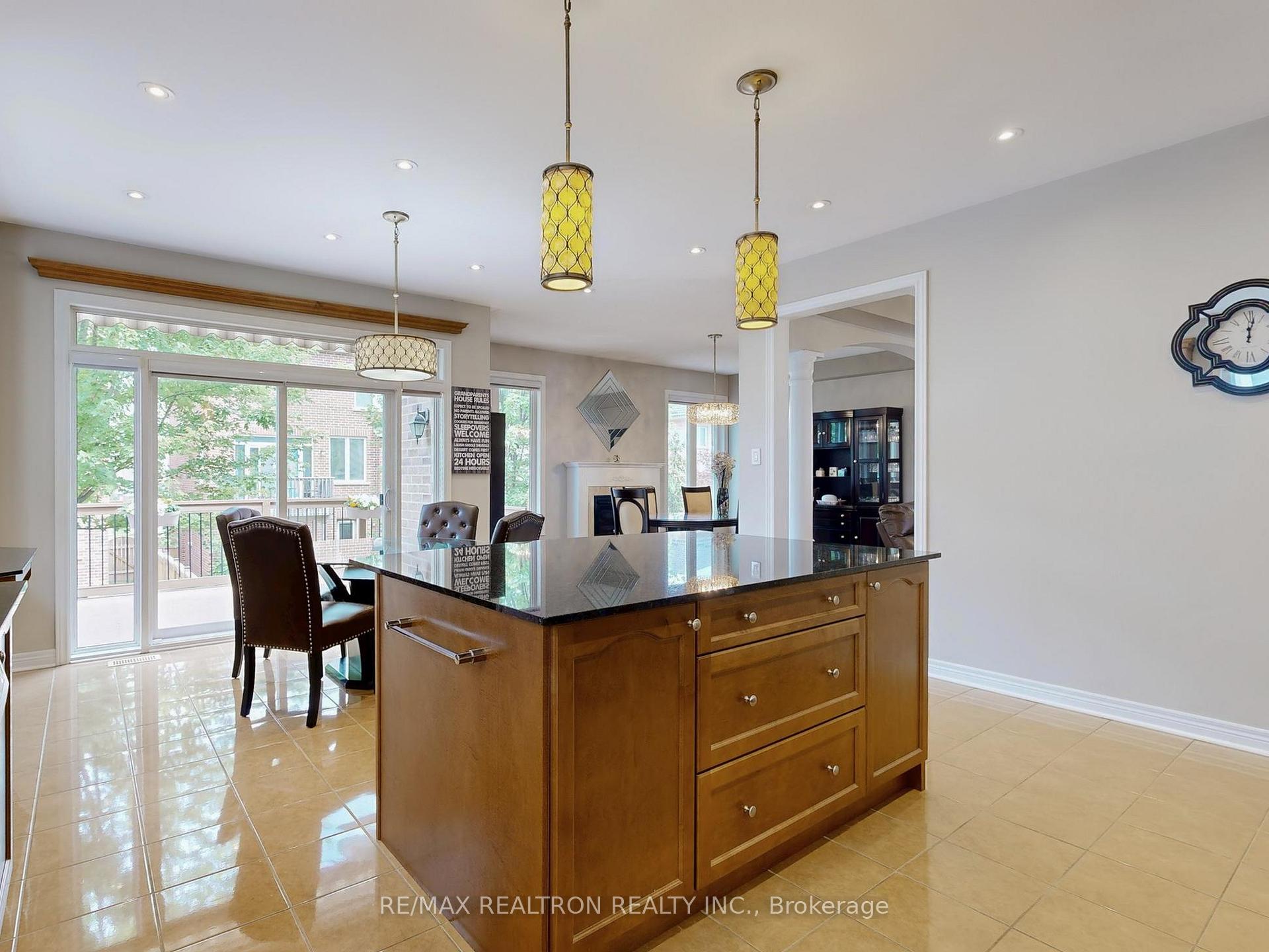 Photo 14 of 134 Maurier Boulevard, Vaughan, Patterson — HOMEH