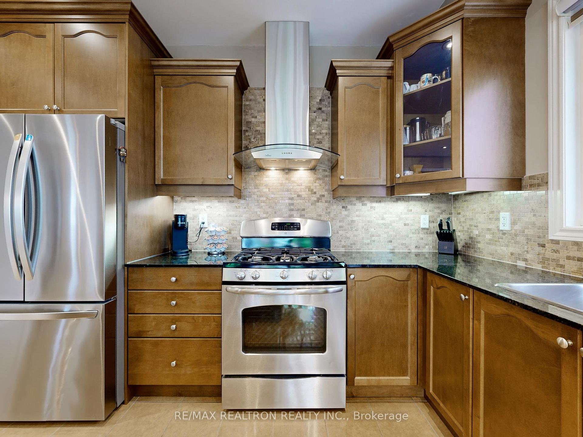 Photo 15 of 134 Maurier Boulevard, Vaughan, Patterson — HOMEH